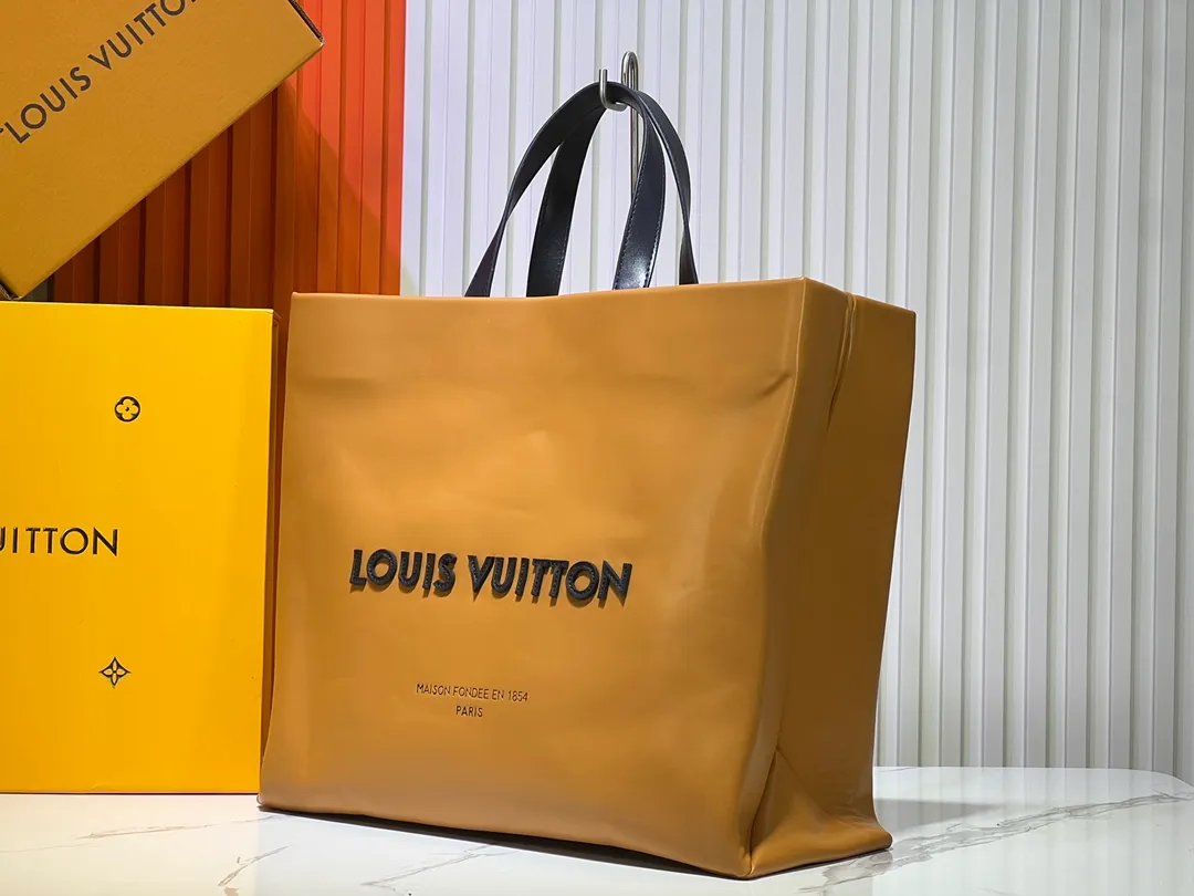 Batch 320💰M24457 Black Orange Blue Green Gray Presbyopia Plaid Black Crocodile Orange Crocodile Pattern 9 Colors ✔️ This Shopper medium handbag draws inspiration from Louis Vuitton shopping bags, with the words Louis Vuitton and Maison Fondée En 1854 written on soft cow leather, with a top handle and a detachable shoulder strap. Size: 40x32x16cm