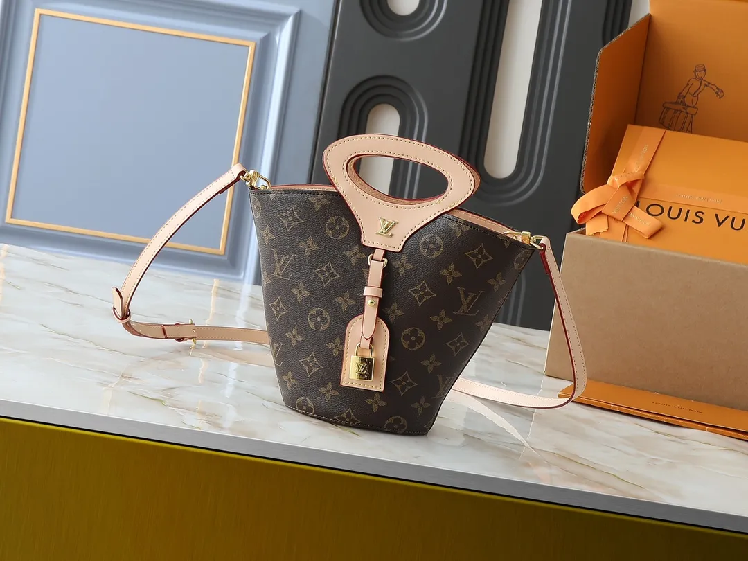 💰240💰Upgraded from the original M14680. Nicolas Ghesquière presented the Rivage BB handbag at the 2025 spring and summer show. It is cut out of Monogram canvas in a bucket shape and reinterprets the Noctambule handbag launched by Louis Vuitton in 1999. The trunk-style handles, LV-engraved padlock and leather luggage tag add classic elements, and the shoulder strap makes it easy to carry cross-body. Dimensions: 12.0 x 18.0 x 7.0 cm (length x height x width)