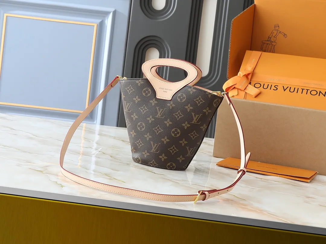 💰240💰Upgraded from the original M14680. Nicolas Ghesquière presented the Rivage BB handbag at the 2025 spring and summer show. It is cut out of Monogram canvas in a bucket shape and reinterprets the Noctambule handbag launched by Louis Vuitton in 1999. The trunk-style handles, LV-engraved padlock and leather luggage tag add classic elements, and the shoulder strap makes it easy to carry cross-body. Dimensions: 12.0 x 18.0 x 7.0 cm (length x height x width)