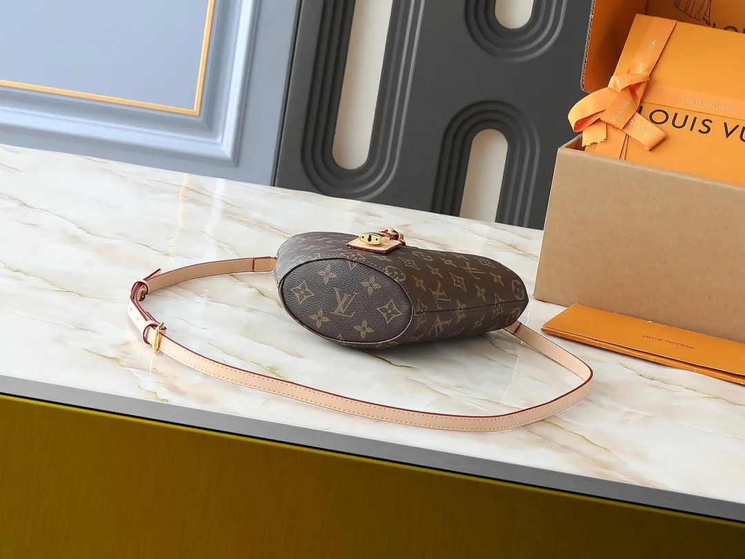 💰240💰Upgraded from the original M14680. Nicolas Ghesquière presented the Rivage BB handbag at the 2025 spring and summer show. It is cut out of Monogram canvas in a bucket shape and reinterprets the Noctambule handbag launched by Louis Vuitton in 1999. The trunk-style handles, LV-engraved padlock and leather luggage tag add classic elements, and the shoulder strap makes it easy to carry cross-body. Dimensions: 12.0 x 18.0 x 7.0 cm (length x height x width)