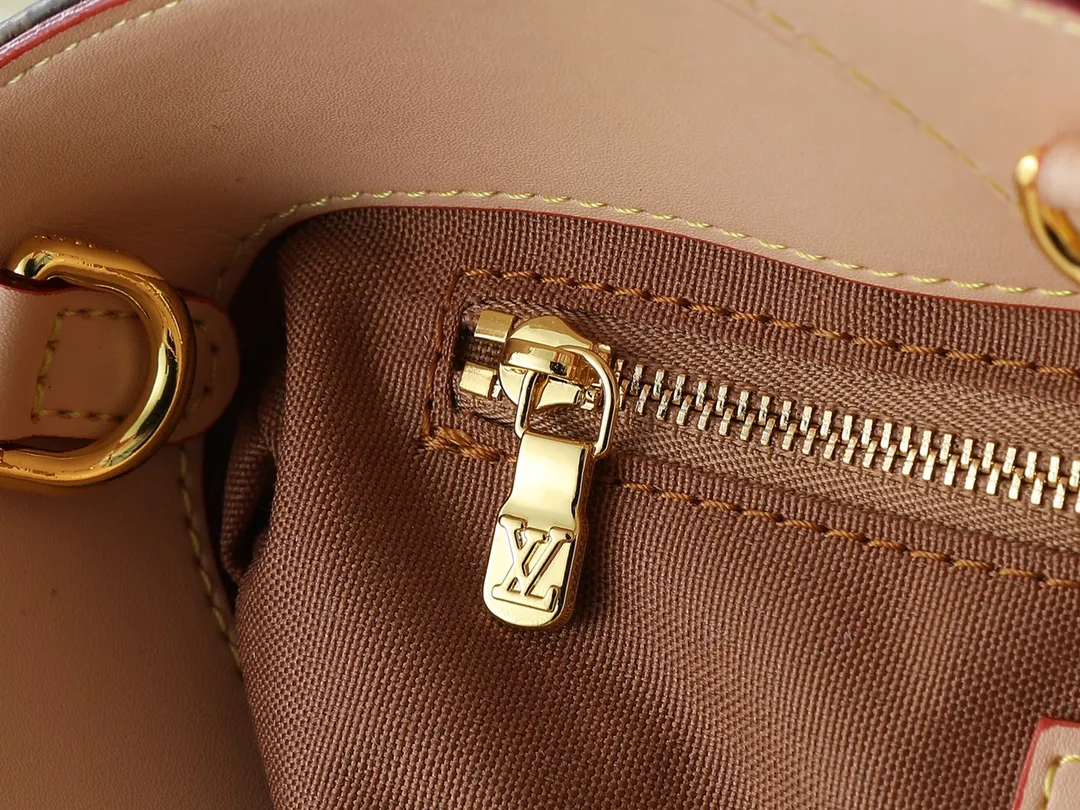 💰240💰Upgraded from the original M14680. Nicolas Ghesquière presented the Rivage BB handbag at the 2025 spring and summer show. It is cut out of Monogram canvas in a bucket shape and reinterprets the Noctambule handbag launched by Louis Vuitton in 1999. The trunk-style handles, LV-engraved padlock and leather luggage tag add classic elements, and the shoulder strap makes it easy to carry cross-body. Dimensions: 12.0 x 18.0 x 7.0 cm (length x height x width)