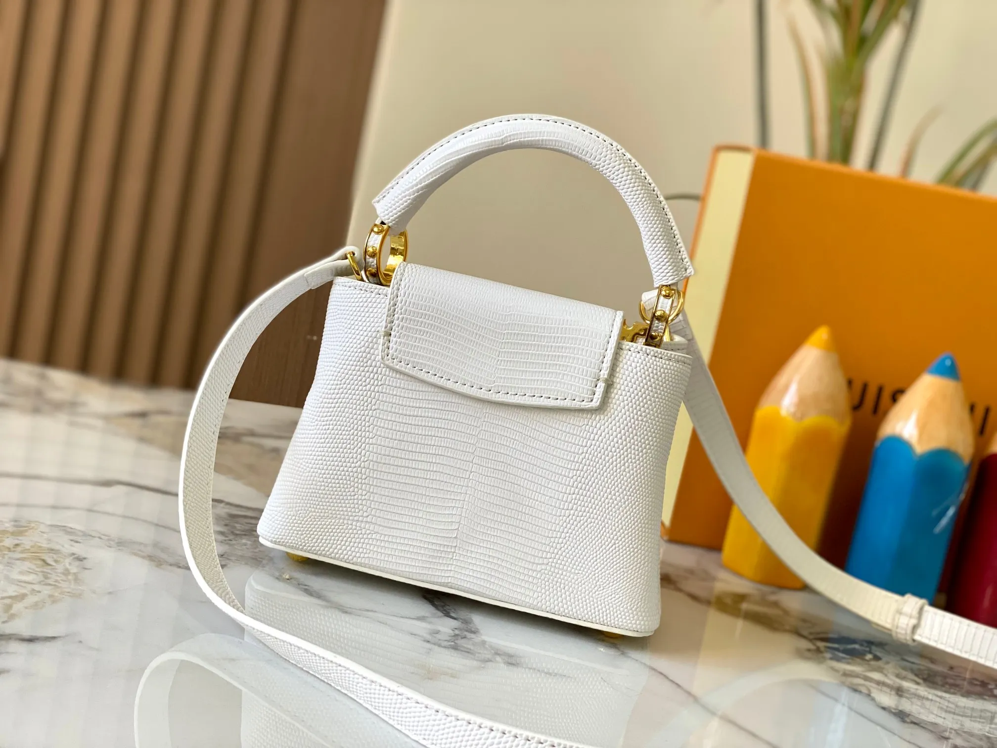 Top original P440 Guangzhou product M12296 white lizard leather with gold diamond corolla🔺This Capucines mini handbag is wrapped in gorgeous lizard leather and lined with delicate sheepskin, embellished with dazzling metal parts. The flip cover reads LV letters inside, and a Monogram flower blooms when turned out. Its compact size makes it a dazzling choice for evening occasions. Detailed features 21 x 14 x 8 cm (length x height x width