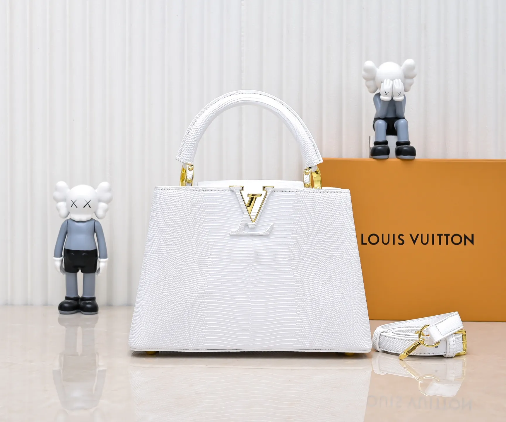 Top original P420 Guangzhou-made M99528 white lizard skin gold buckle CapucinesBB handbag exquisitely combines graceful lizard skin outer layer, delicate sheepskin lining and glossy metal parts. The iconic flip cover achieves two styles. The LV logo can be read on the inside. Monogram flowers bloom on the outside. It lights up an eye-catching corner for evening occasions and adds a personalized atmosphere to the wardrobe. Shine gorgeous style in day and night occasions.  Detailed features 27 x 18 x 9 cm (length x height x width)