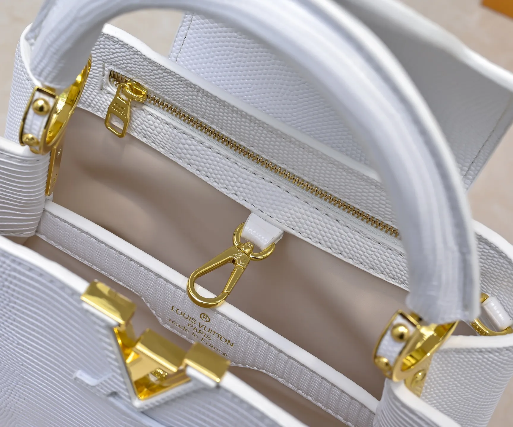 Top original P420 Guangzhou-made M99528 white lizard skin gold buckle CapucinesBB handbag exquisitely combines graceful lizard skin outer layer, delicate sheepskin lining and glossy metal parts. The iconic flip cover achieves two styles. The LV logo can be read on the inside. Monogram flowers bloom on the outside. It lights up an eye-catching corner for evening occasions and adds a personalized atmosphere to the wardrobe. Shine gorgeous style in day and night occasions.  Detailed features 27 x 18 x 9 cm (length x height x width)