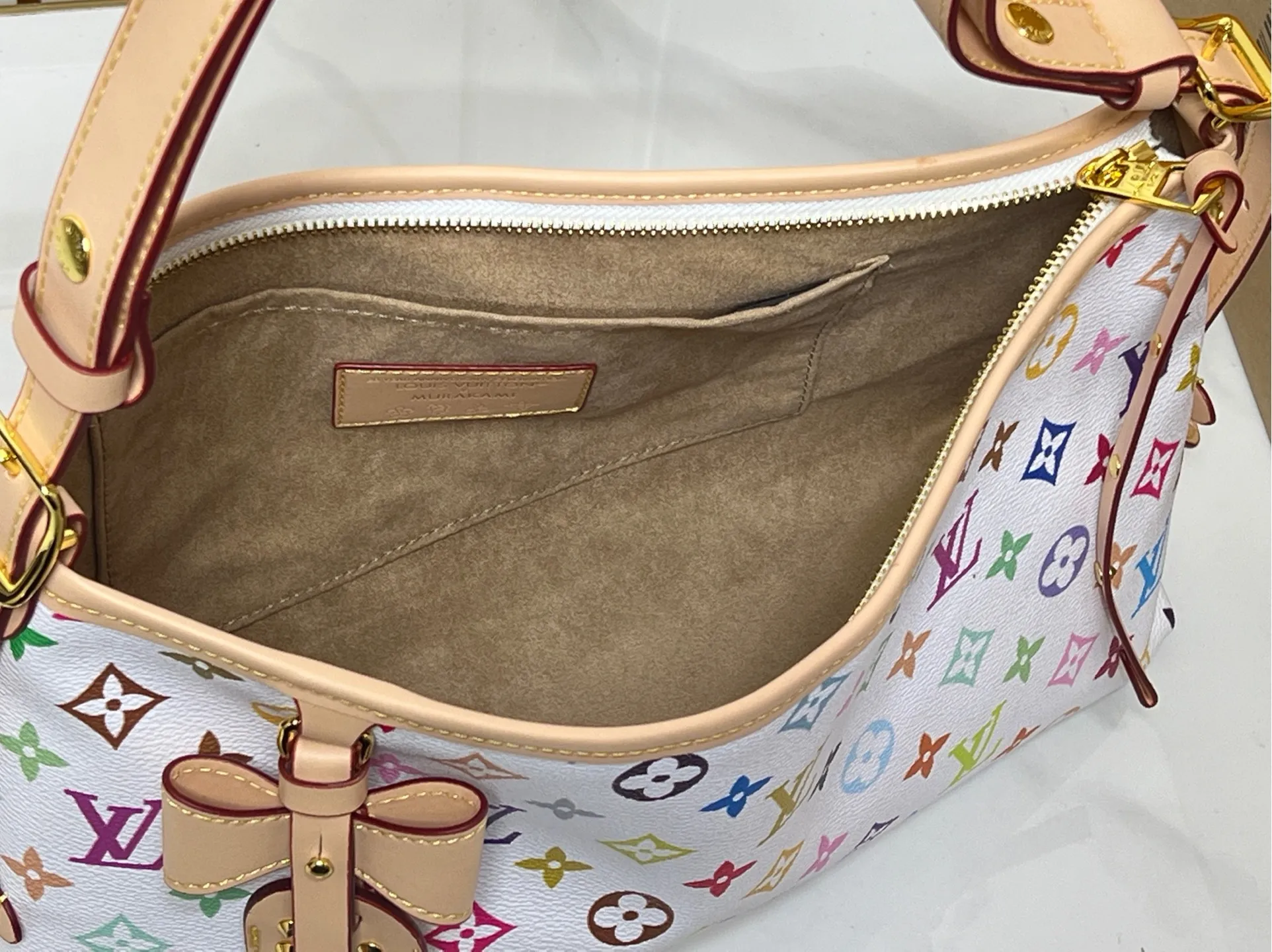 Batch 240💰Upgraded from the original M46203 M27578 CarryAll medium handbag, with Monogram canvas and leather trim to create a body-fitting design. There's a zipped pocket inside the ample space, and a detachable zipped clutch adds a functional element, with a buckle-adjustable handle. Small size: 32x 22x 10 cm,