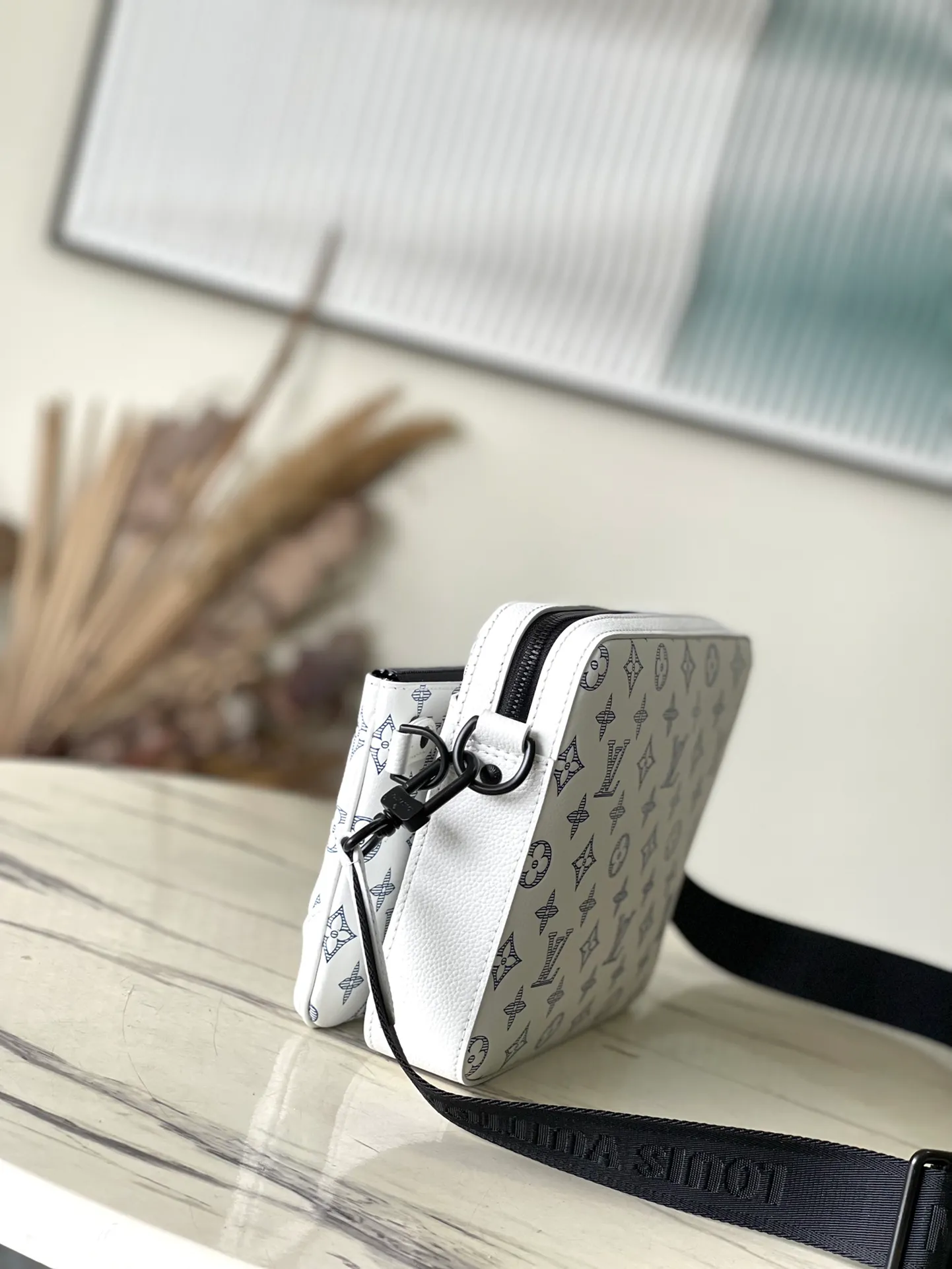 💰1060 (top layer leather) top original order M24754 This Tro messenger bag is made of Monogram Shadow cow leather. The Monogram pattern is depicted by embossing and printing processes, and the matte effect is used to highlight the silly atmosphere. The coin purse, main compartment and removable front pocket can all be used separately for a three-in-one function. Dimensions: 25 × 18.5 × 7cm