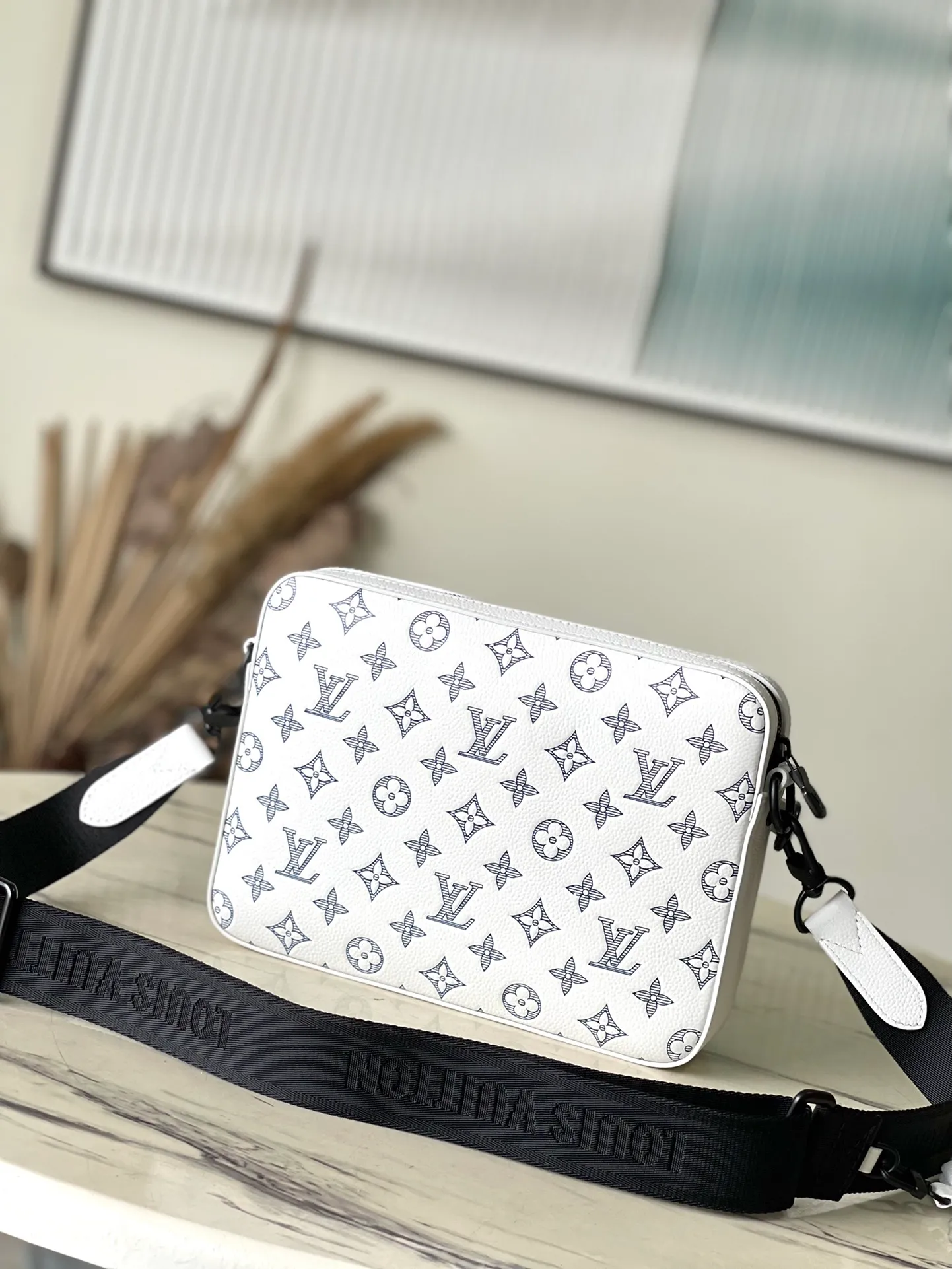💰1060 (top layer leather) top original order M24754 This Tro messenger bag is made of Monogram Shadow cow leather. The Monogram pattern is depicted by embossing and printing processes, and the matte effect is used to highlight the silly atmosphere. The coin purse, main compartment and removable front pocket can all be used separately for a three-in-one function. Dimensions: 25 × 18.5 × 7cm