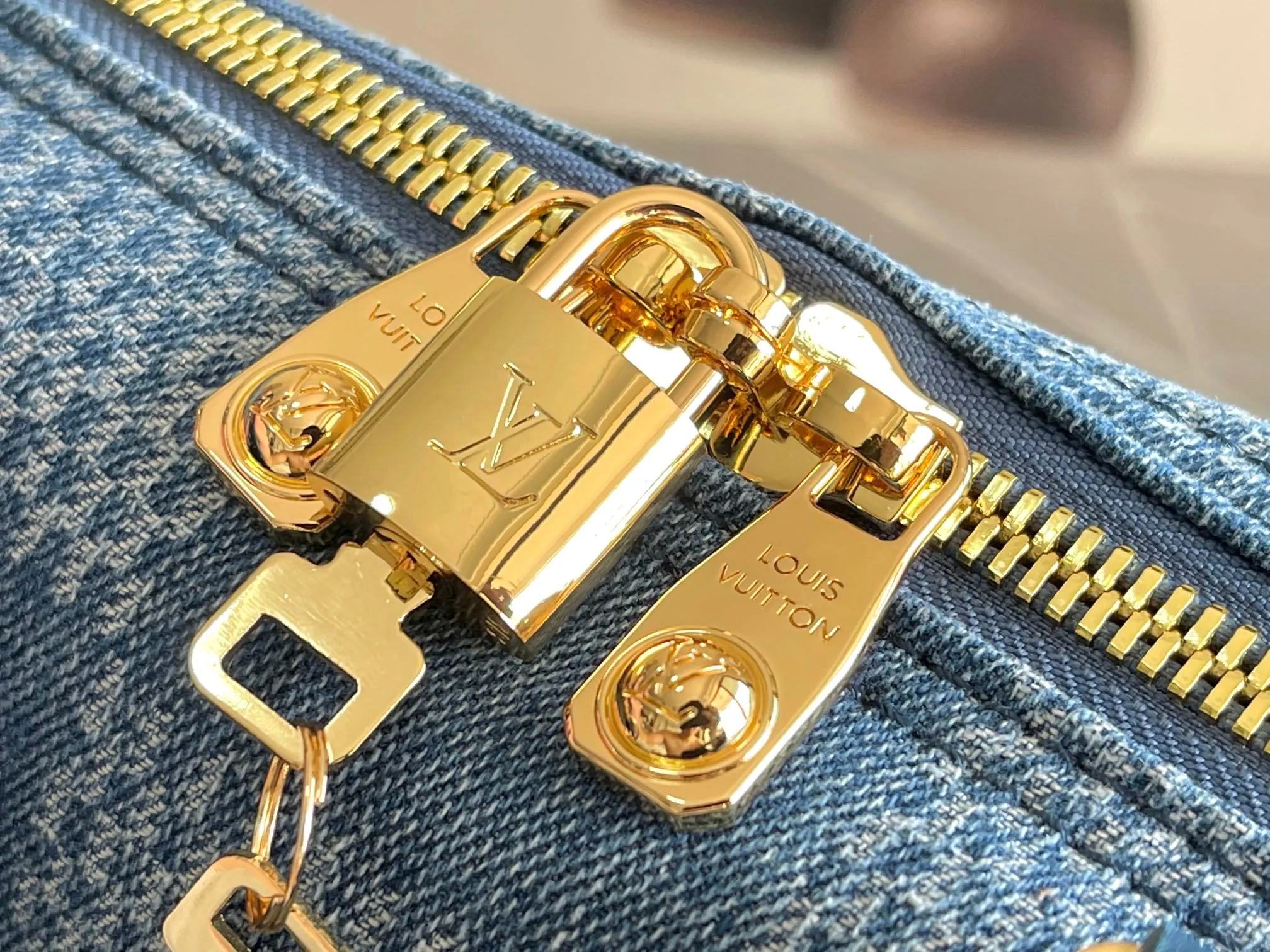 💰1740 Top original order P394 Keepall Bandoulière 50 travel bag is made of faded denim embossed with Monogram pattern, reinventing one of Louis Vuitton's classic designs. The reinforced side straps and top handle are made of cow leather, and the baggage size is still ample, making it suitable for weekend excursions. Monogram Washed Denim coated canvas - cow leather trim - fabric lining - metal hardware - zipper closure - zipper interior pocket - ample capacity - removable name tag - shoulder strap: removable, adjustable! ! Model: 00197; Size: 50x29x23CM72
