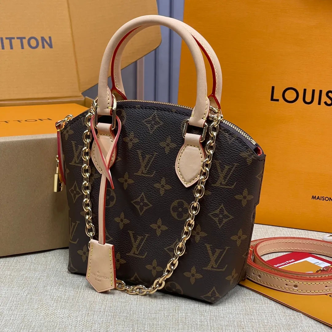 [Upgraded version] P560🐶Upgraded version·comes with a full set of packaging. Model M12019🐶LOCKIT BB Handbag This Lockit BB handbag draws inspiration from the Knick-Knack handbag in the 1960s and can be flexibly switched between multiple carrying methods. Monogram coated canvas with a curved upper edge and oval trim reflect the classic elements of the original design. The padlock opening and closing once again pays tribute to the brand's long heritage. Dimensions: 15 x 19 x 7 cm