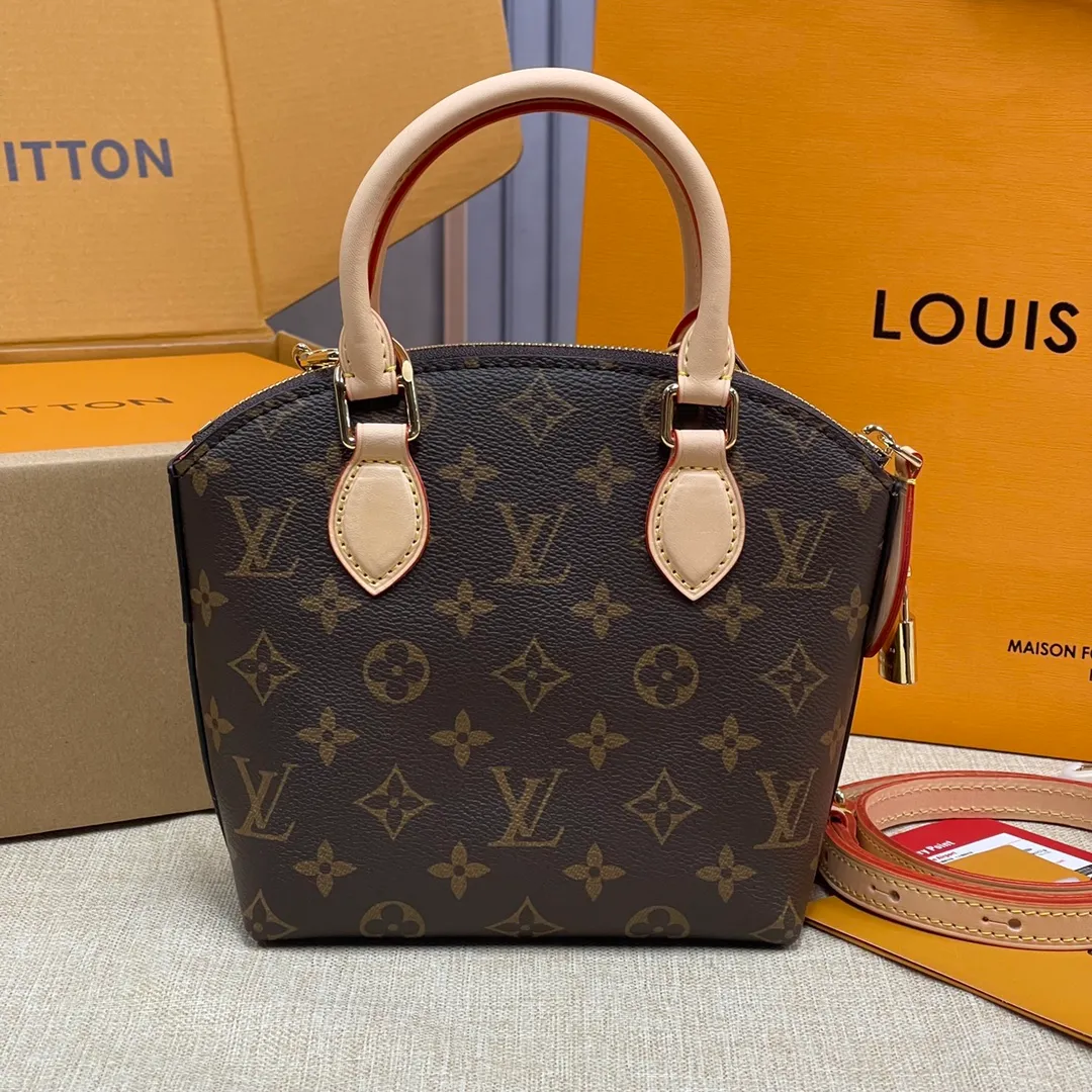 [Upgraded version] P560🐶Upgraded version·comes with a full set of packaging. Model M12019🐶LOCKIT BB Handbag This Lockit BB handbag draws inspiration from the Knick-Knack handbag in the 1960s and can be flexibly switched between multiple carrying methods. Monogram coated canvas with a curved upper edge and oval trim reflect the classic elements of the original design. The padlock opening and closing once again pays tribute to the brand's long heritage. Dimensions: 15 x 19 x 7 cm