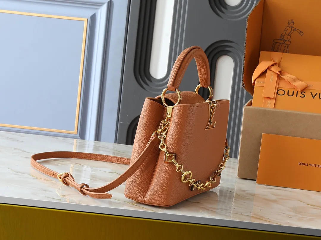 💰440💰Guangzhou goods Upgraded from the original M14381 M14970 M14393 M14972 M14971 This Capucines BB handbag quotes the design elements of the Harmony series and tells the inspiration of the Monogram flower with a gorgeous chain. The Taurillon cow leather body is embellished with a resin-coated LV logo, and the flap can be opened externally or internally to reveal a neat interior with multiple pockets. Dimensions: 27.0 x 17.3 x 9.0 cm (length x height x width)