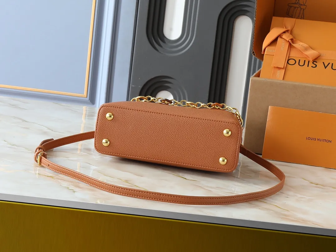 💰440💰Guangzhou goods Upgraded from the original M14381 M14970 M14393 M14972 M14971 This Capucines BB handbag quotes the design elements of the Harmony series and tells the inspiration of the Monogram flower with a gorgeous chain. The Taurillon cow leather body is embellished with a resin-coated LV logo, and the flap can be opened externally or internally to reveal a neat interior with multiple pockets. Dimensions: 27.0 x 17.3 x 9.0 cm (length x height x width)