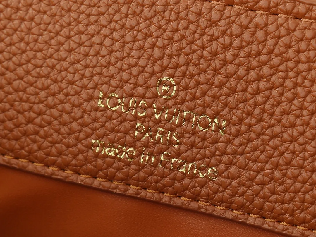 💰440💰Guangzhou goods Upgraded from the original M14381 M14970 M14393 M14972 M14971 This Capucines BB handbag quotes the design elements of the Harmony series and tells the inspiration of the Monogram flower with a gorgeous chain. The Taurillon cow leather body is embellished with a resin-coated LV logo, and the flap can be opened externally or internally to reveal a neat interior with multiple pockets. Dimensions: 27.0 x 17.3 x 9.0 cm (length x height x width)