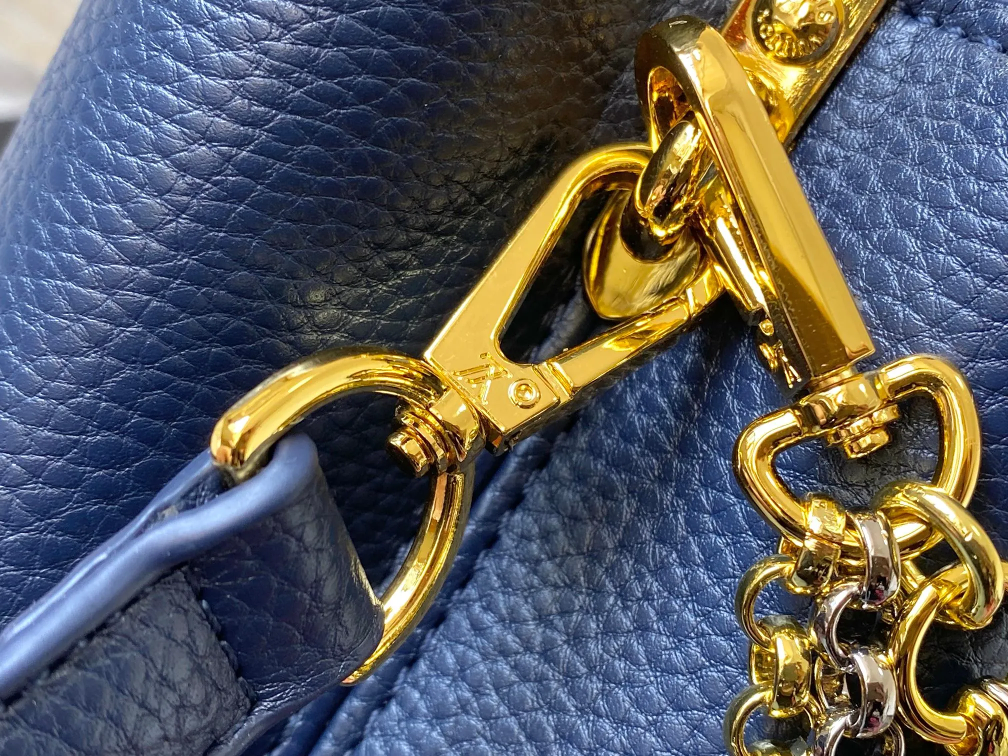 P480 [Guangzhou top quality original version] M26351 Blue This modern version of the Capucines mini is made of timeless Taurillon leather and equipped with a jewelry-inspired Infinity chain. The bag is decorated with double galvanized metal parts, including the iconic Monogram floral pattern, and the LV Initials logo created with sunburst technology, creating a sundial-like light and shadow effect. The bag has multiple pockets and a detachable shoulder strap, allowing it to be carried on one shoulder or across the body. 14 x 8 x 21 cm (height x width x length)