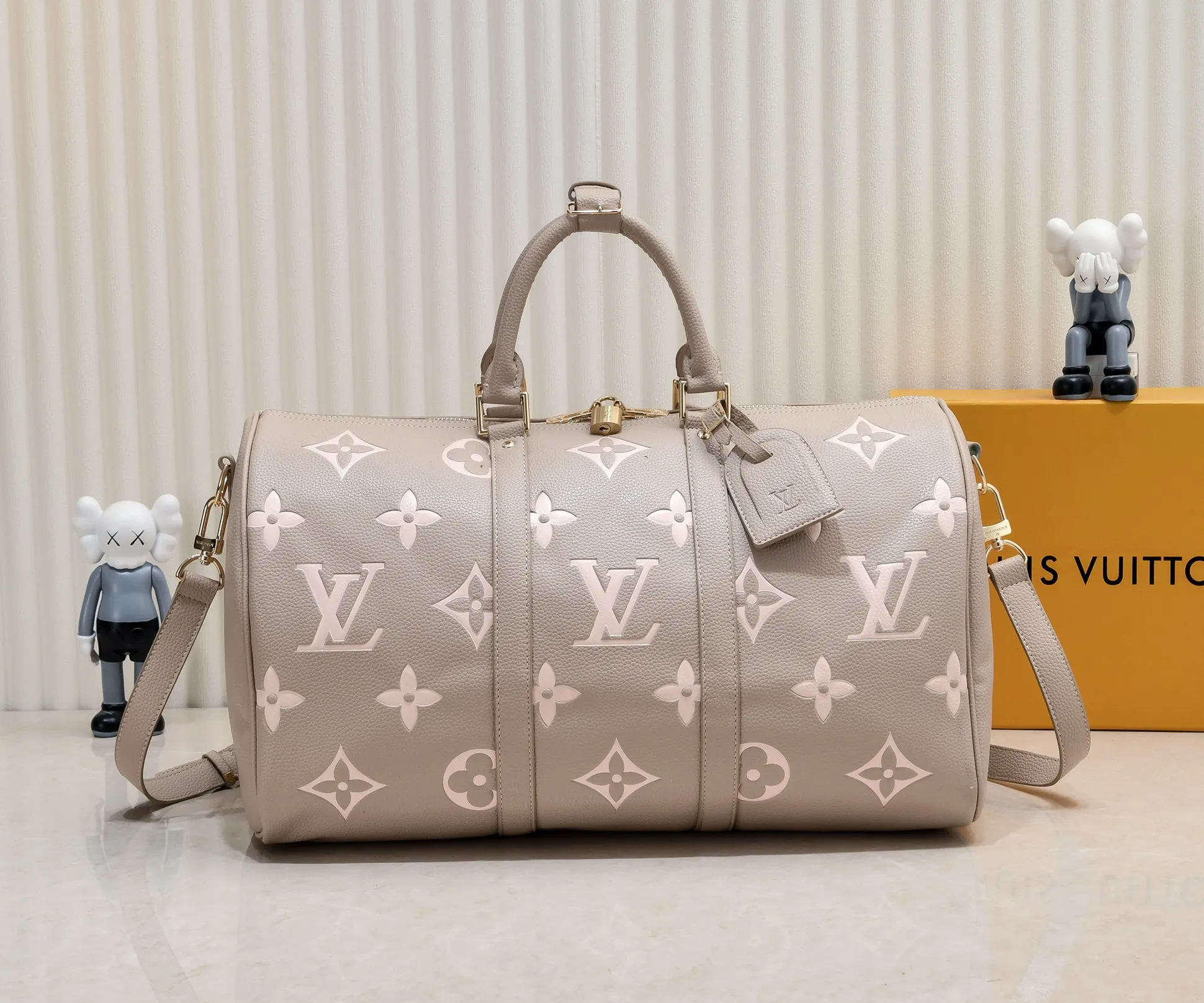 Batch 460 M46670 This model 41418 Keepall Bandoulière 45 is made of Monogram Empreinte embossed leather, presenting the elegant colors of large Monogram flowers and LV letters. Leather side straps, top handles and a detachable shoulder strap complement the metal hardware. Zippered interior pocket allows for neat storage. 45.0 x 27.0 x 20.0 cm (length x height x width)