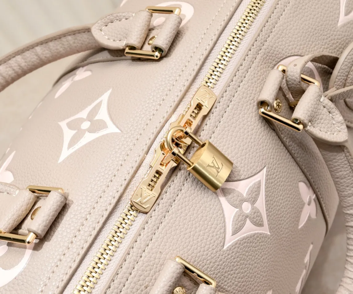 Batch 460 M46670 This model 41418 Keepall Bandoulière 45 is made of Monogram Empreinte embossed leather, presenting the elegant colors of large Monogram flowers and LV letters. Leather side straps, top handles and a detachable shoulder strap complement the metal hardware. Zippered interior pocket allows for neat storage. 45.0 x 27.0 x 20.0 cm (length x height x width)