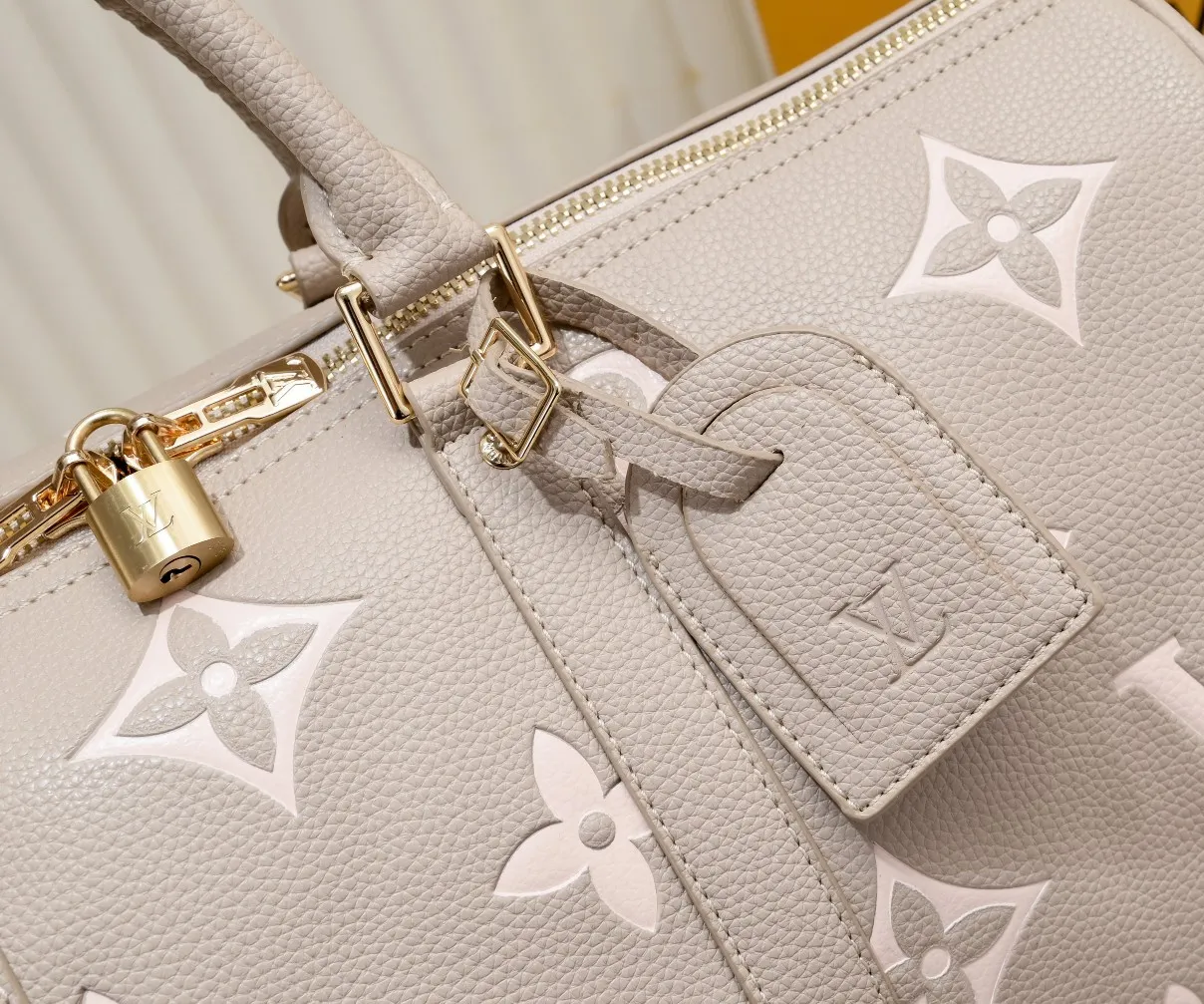 Batch 460 M46670 This model 41418 Keepall Bandoulière 45 is made of Monogram Empreinte embossed leather, presenting the elegant colors of large Monogram flowers and LV letters. Leather side straps, top handles and a detachable shoulder strap complement the metal hardware. Zippered interior pocket allows for neat storage. 45.0 x 27.0 x 20.0 cm (length x height x width)