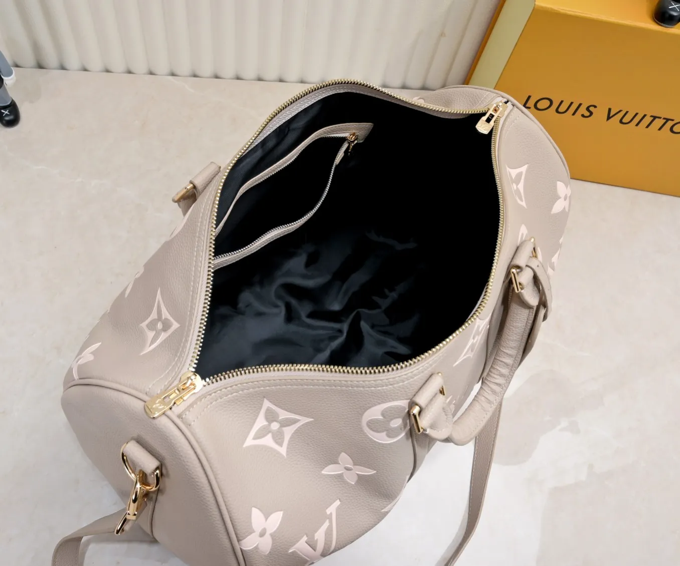 Batch 460 M46670 This model 41418 Keepall Bandoulière 45 is made of Monogram Empreinte embossed leather, presenting the elegant colors of large Monogram flowers and LV letters. Leather side straps, top handles and a detachable shoulder strap complement the metal hardware. Zippered interior pocket allows for neat storage. 45.0 x 27.0 x 20.0 cm (length x height x width)