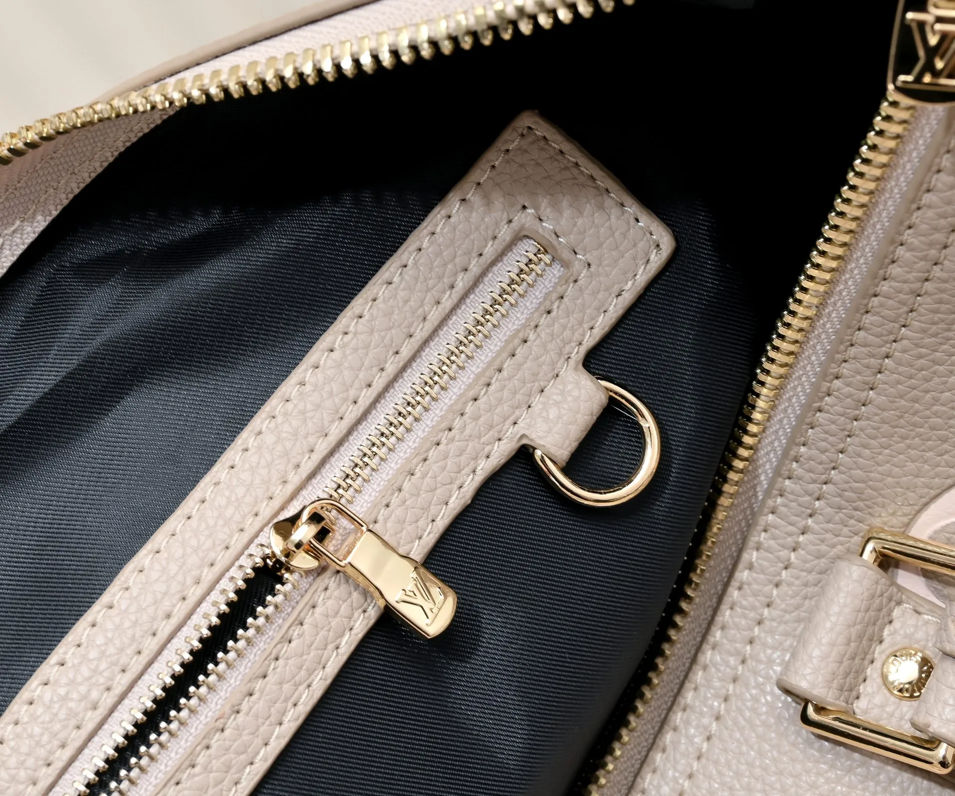 Batch 460 M46670 This model 41418 Keepall Bandoulière 45 is made of Monogram Empreinte embossed leather, presenting the elegant colors of large Monogram flowers and LV letters. Leather side straps, top handles and a detachable shoulder strap complement the metal hardware. Zippered interior pocket allows for neat storage. 45.0 x 27.0 x 20.0 cm (length x height x width)