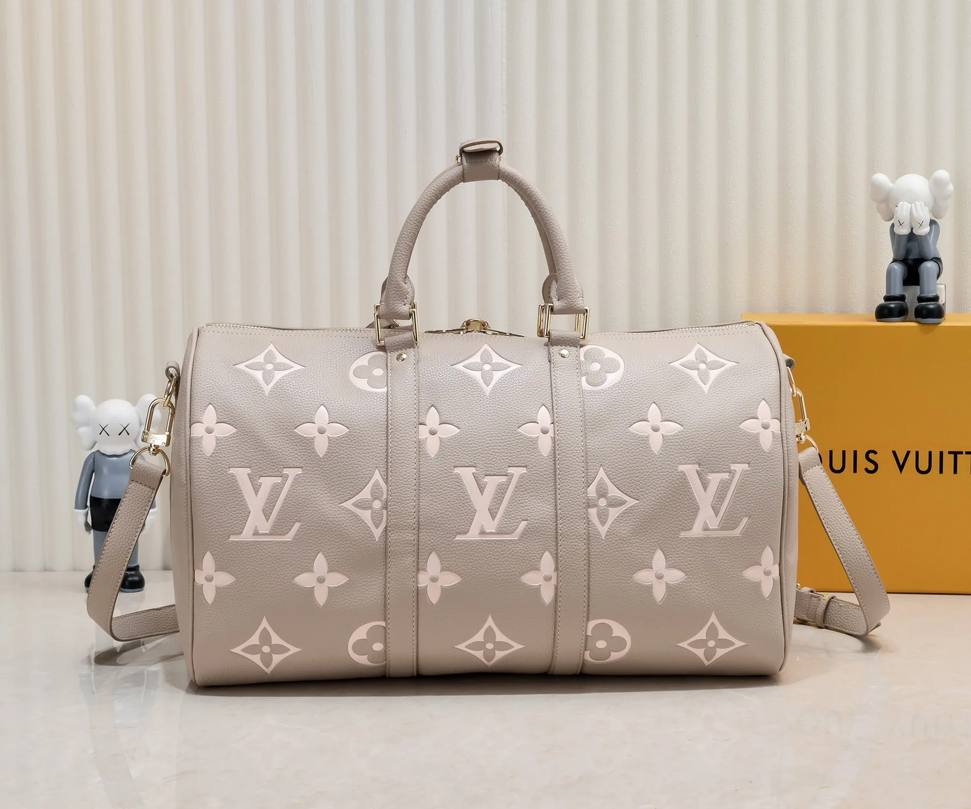 Batch 460 M46670 This model 41418 Keepall Bandoulière 45 is made of Monogram Empreinte embossed leather, presenting the elegant colors of large Monogram flowers and LV letters. Leather side straps, top handles and a detachable shoulder strap complement the metal hardware. Zippered interior pocket allows for neat storage. 45.0 x 27.0 x 20.0 cm (length x height x width)