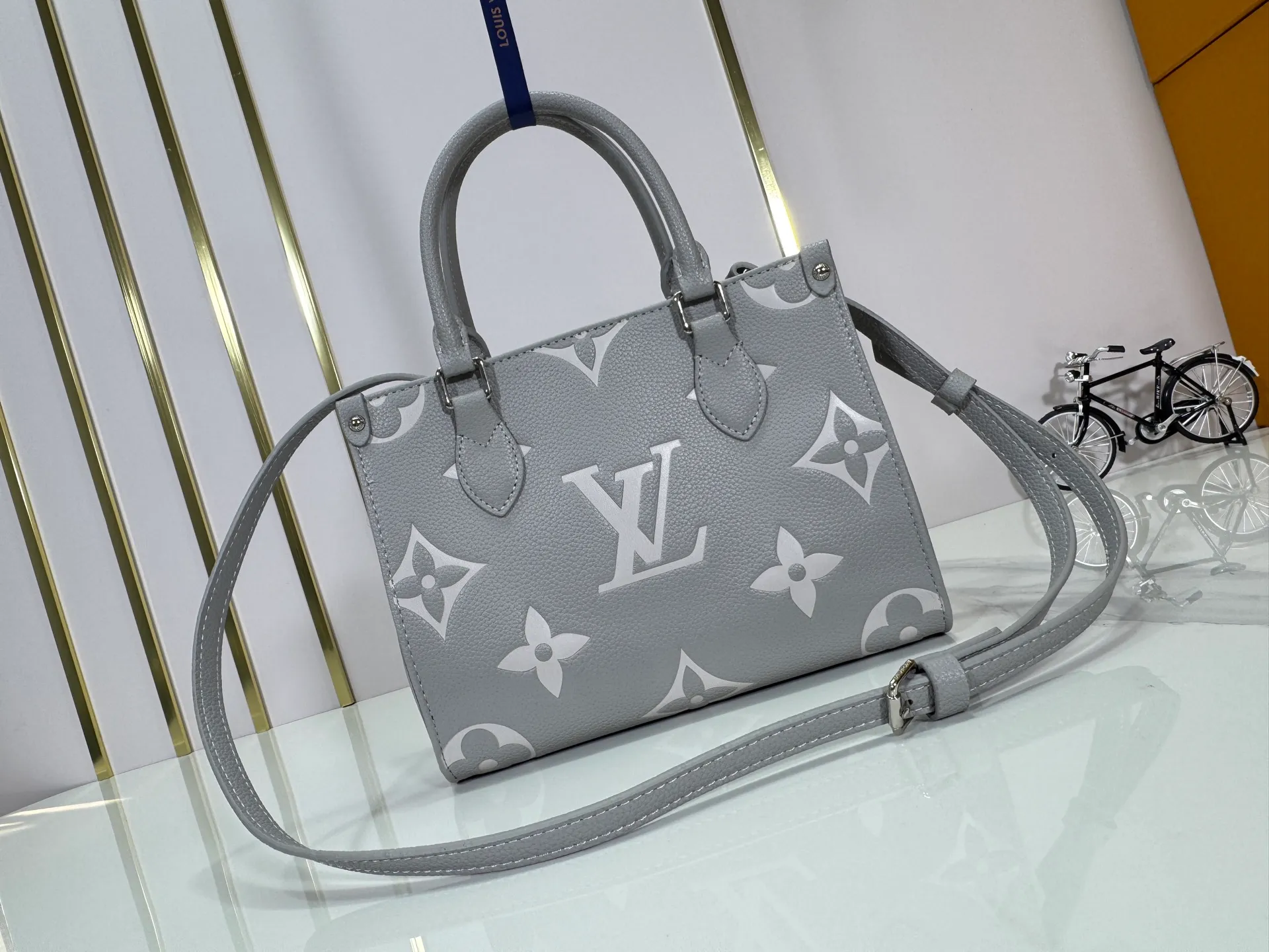 P220 Upgraded original M46513 M45659 black print 45654 white print 45779 apricot print 45653 all black 45660 rose red 45779 full apricot mini top original single This model OnTheGo Tote bag will be Monogram The pattern is first dyed and then embossed on soft grained cowhide. Its ample interior can hold a laptop and other office supplies. The full leather embossed large flower mommy bag has a small BB size. The long and short handles are easy to carry by hand or on the shoulder. Dimensions: 25.0 x 11.0 x 19.0 cm