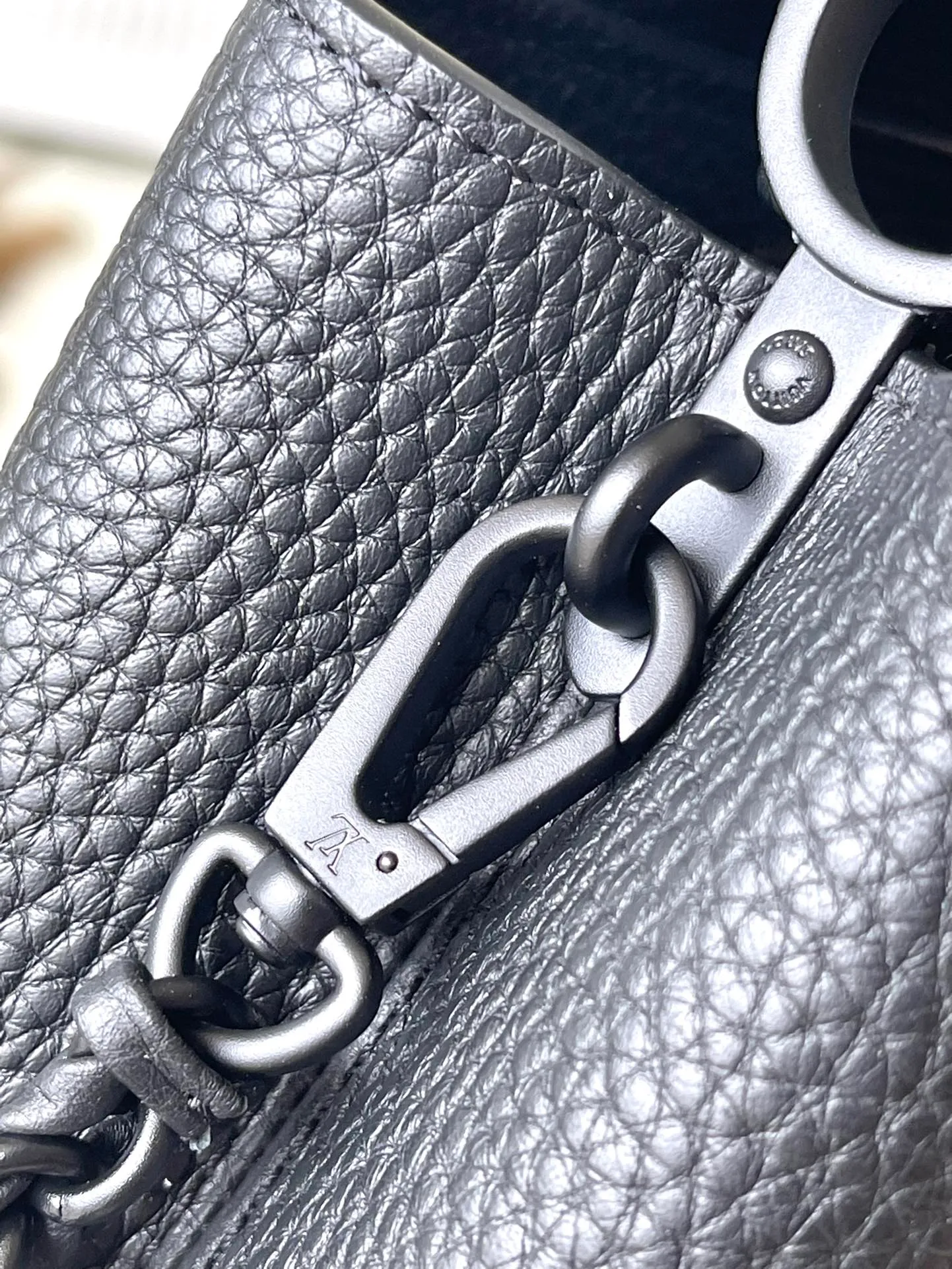 💰1920 (original leather) premium premium original leather M23955 black CAPUCINES EAST WEST mini handbag This Capucines BB handbag uses gorgeous cow leather and matte metal parts to convey a modern attitude. It brings together classic elements of the same series with a new horizontal configuration. The adjustable woven chain is easy to carry on the shoulder or crossbody, making it a trendy choice for storing mobile phones, short wallets and other small accessories. size：22x12✘8cm