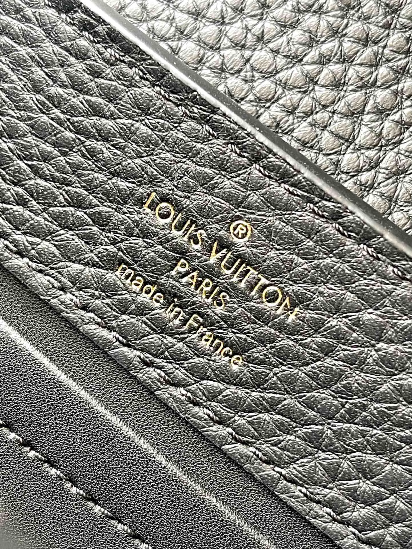 💰1920 (original leather) premium premium original leather M23955 black CAPUCINES EAST WEST mini handbag This Capucines BB handbag uses gorgeous cow leather and matte metal parts to convey a modern attitude. It brings together classic elements of the same series with a new horizontal configuration. The adjustable woven chain is easy to carry on the shoulder or crossbody, making it a trendy choice for storing mobile phones, short wallets and other small accessories. size：22x12✘8cm