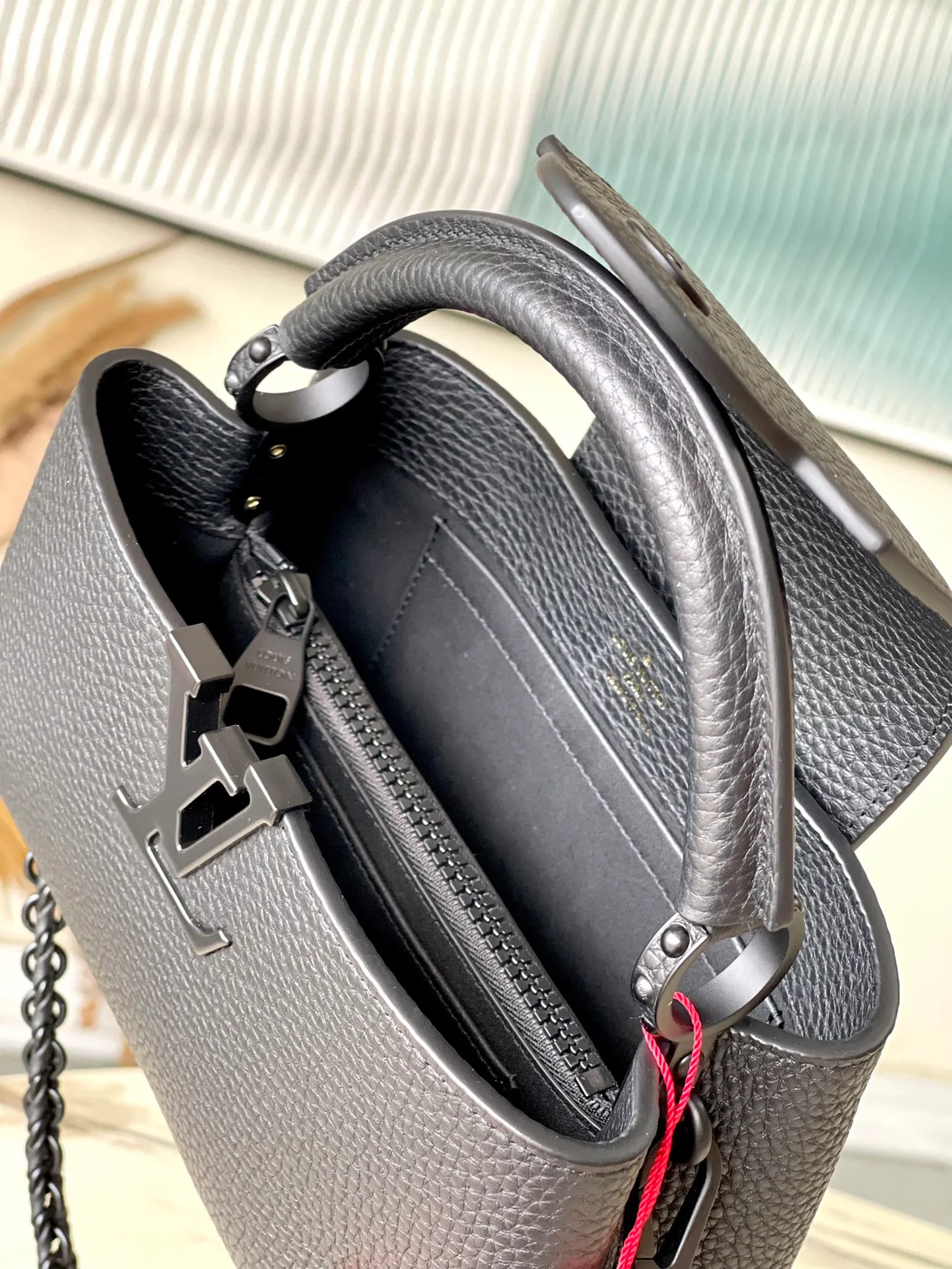 💰1920 (original leather) premium premium original leather M23955 black CAPUCINES EAST WEST mini handbag This Capucines BB handbag uses gorgeous cow leather and matte metal parts to convey a modern attitude. It brings together classic elements of the same series with a new horizontal configuration. The adjustable woven chain is easy to carry on the shoulder or crossbody, making it a trendy choice for storing mobile phones, short wallets and other small accessories. size：22x12✘8cm
