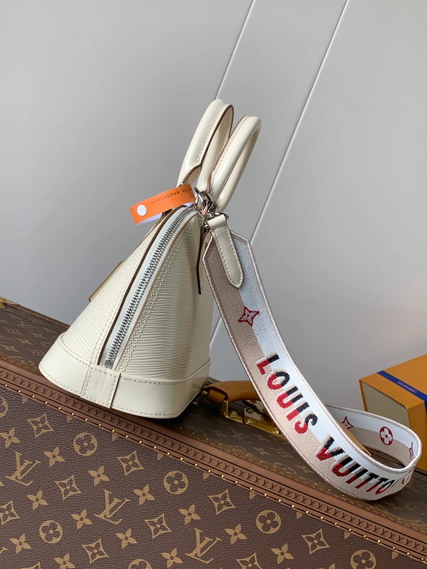 💰1240 (top layer leather) top original order, transcoding chip M59217 black M57540 caramel color M58706 off-white M22620 pink top original order This Alma BB handbag uses colorful Epi leather to present one of Louis Vuitton's iconic designs, and the jacquard shoulder strap is decorated with Louis Vuitton logo embroidery and Monogram on both sides. Flower clusters, with delicate stitching edges, bring the visual focus with dynamic new ideas. Dimensions: 23.5 x 17.5 x 11.5 cm (L x H x W) • Epi grained cowhide leather • Epi leather trim • Microfiber lining • Metal hardware • Double zip closure • Padlock • Key holder • Internal patch pocket • Metal base stud • Shoulder strap: removable, not adjustable • Half-length strap: 50.0 cm • Handle: Double handle