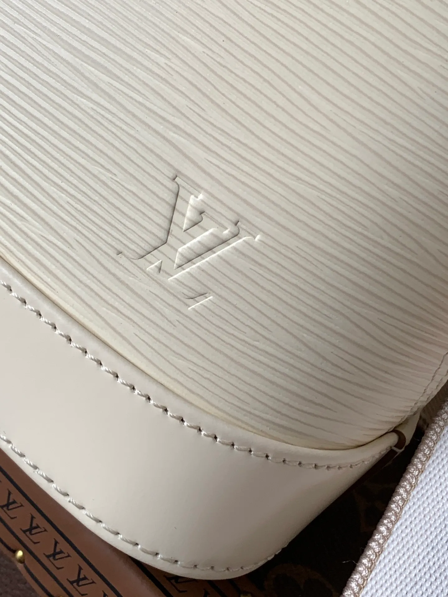💰1240 (top layer leather) top original order, transcoding chip M59217 black M57540 caramel color M58706 off-white M22620 pink top original order This Alma BB handbag uses colorful Epi leather to present one of Louis Vuitton's iconic designs, and the jacquard shoulder strap is decorated with Louis Vuitton logo embroidery and Monogram on both sides. Flower clusters, with delicate stitching edges, bring the visual focus with dynamic new ideas. Dimensions: 23.5 x 17.5 x 11.5 cm (L x H x W) • Epi grained cowhide leather • Epi leather trim • Microfiber lining • Metal hardware • Double zip closure • Padlock • Key holder • Internal patch pocket • Metal base stud • Shoulder strap: removable, not adjustable • Half-length strap: 50.0 cm • Handle: Double handle
