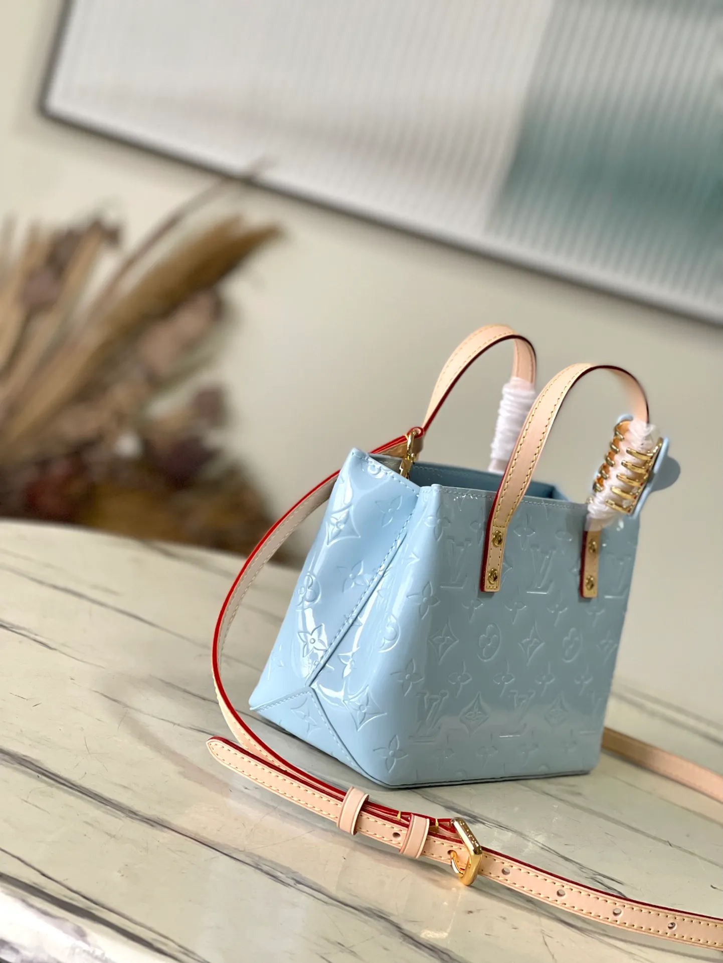 💰1360 (top layer leather) top original order M24144 blue This small Reade handbag is made of bright Monogram Vemis leather, including cow leather top handles and shoulder straps. The trendy pastel color palette of Zhouyuan's 2000 spring and summer series complements the Monogram embossed pattern. Bright hairpins add another touch of sophistication. Dimensions: 22 × 16.5 × 11 cm
