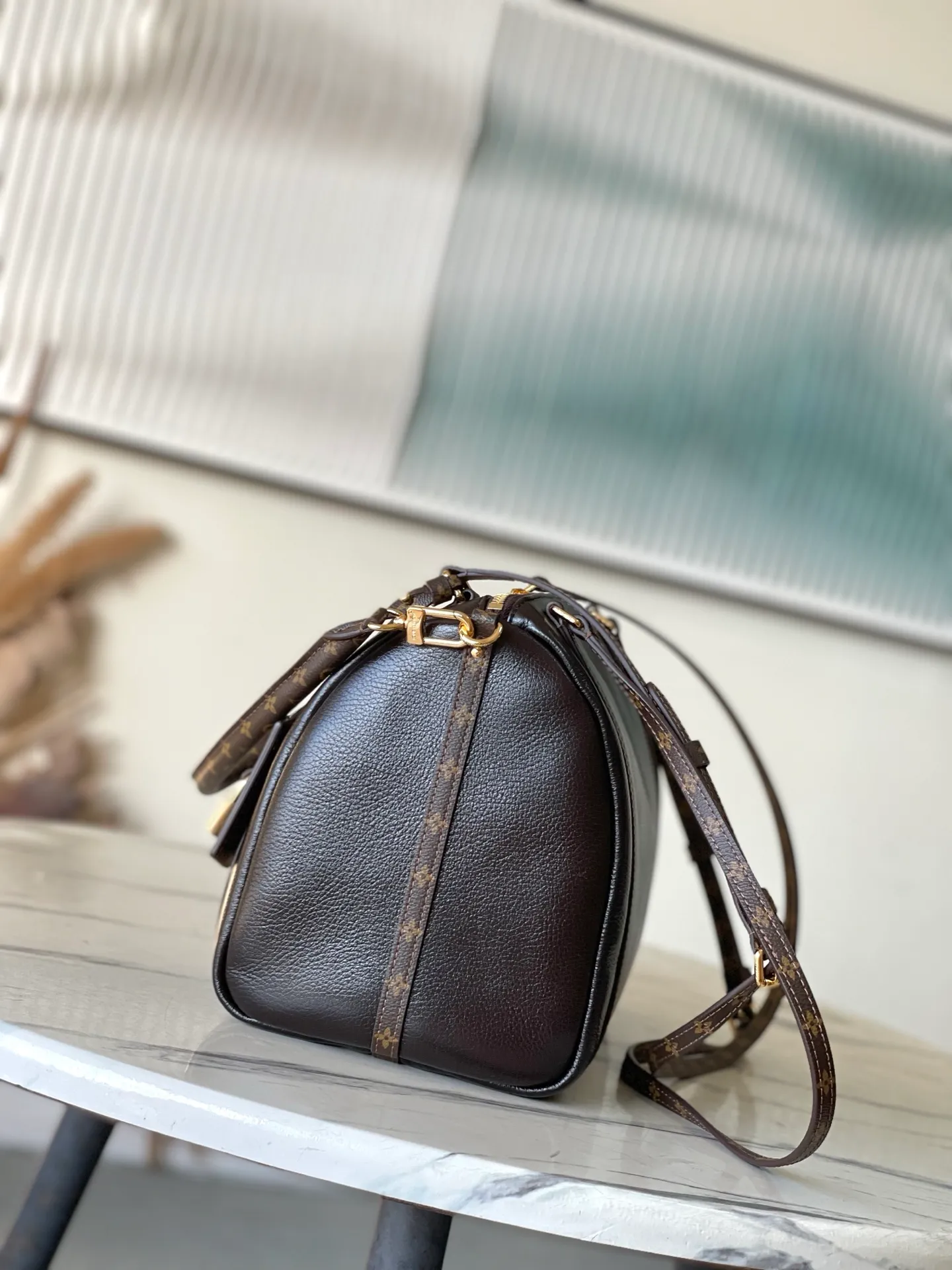 💰1240 (top layer leather) top original order M26359 oil wax leather. This season's Express medium handbag is specially crafted for modern women. This iconic design features a calfskin body with classic Monogram canvas trim. The Monogram jacquard lining pays tribute to the brand's long heritage, making it a perfect choice for urban life. It can be worn in various ways at will. The key bag and padlock are the finishing touches, adding subtle details to the overall design. Dimensions: 36 × 24 × 18.5 cm