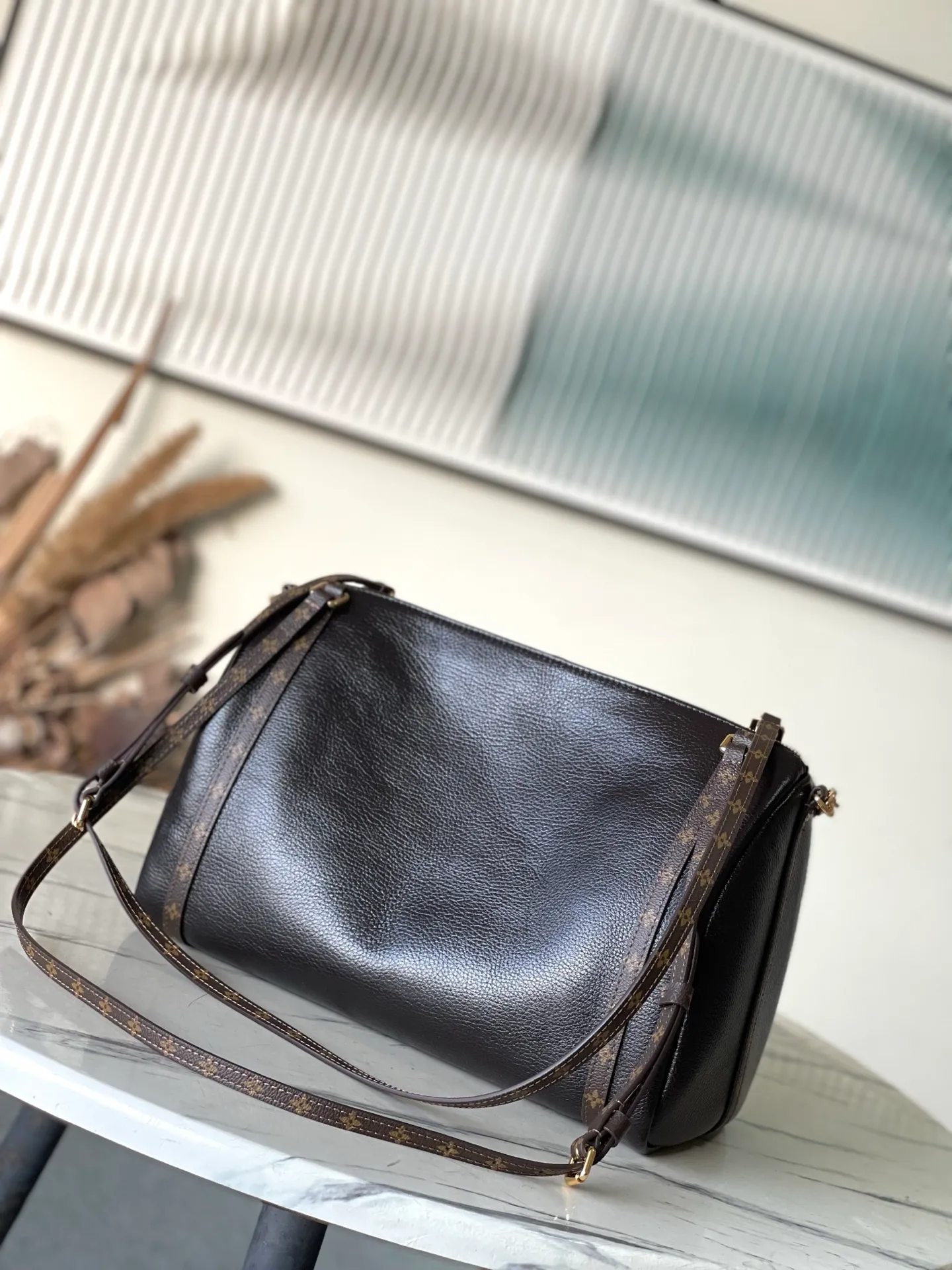 💰1240 (top layer leather) top original order M26359 oil wax leather. This season's Express medium handbag is specially crafted for modern women. This iconic design features a calfskin body with classic Monogram canvas trim. The Monogram jacquard lining pays tribute to the brand's long heritage, making it a perfect choice for urban life. It can be worn in various ways at will. The key bag and padlock are the finishing touches, adding subtle details to the overall design. Dimensions: 36 × 24 × 18.5 cm
