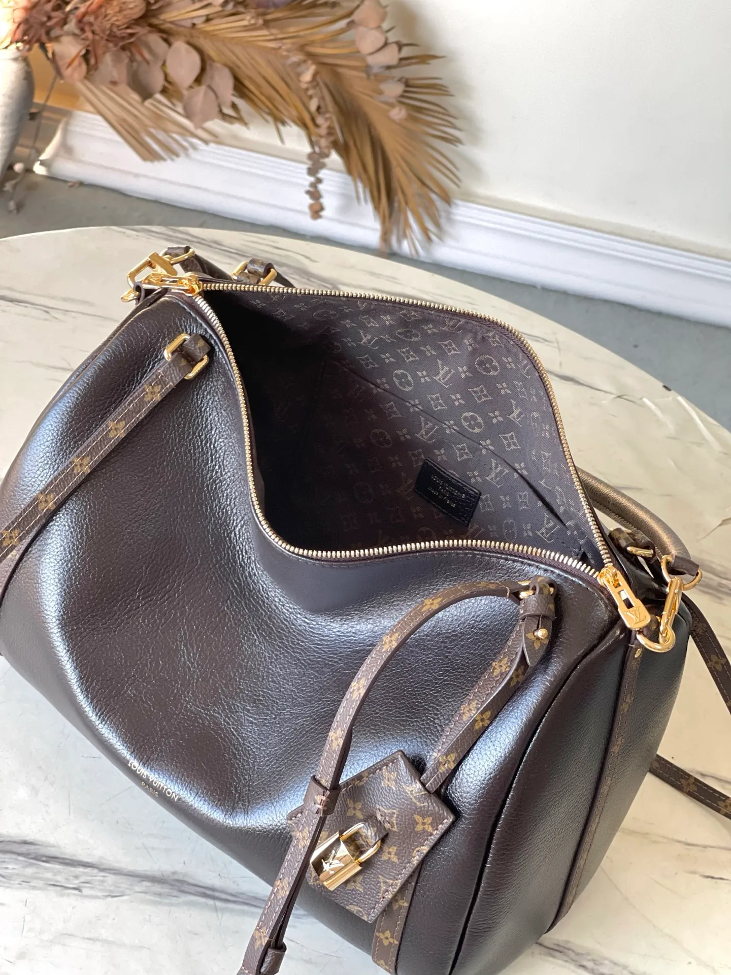💰1240 (top layer leather) top original order M26359 oil wax leather. This season's Express medium handbag is specially crafted for modern women. This iconic design features a calfskin body with classic Monogram canvas trim. The Monogram jacquard lining pays tribute to the brand's long heritage, making it a perfect choice for urban life. It can be worn in various ways at will. The key bag and padlock are the finishing touches, adding subtle details to the overall design. Dimensions: 36 × 24 × 18.5 cm