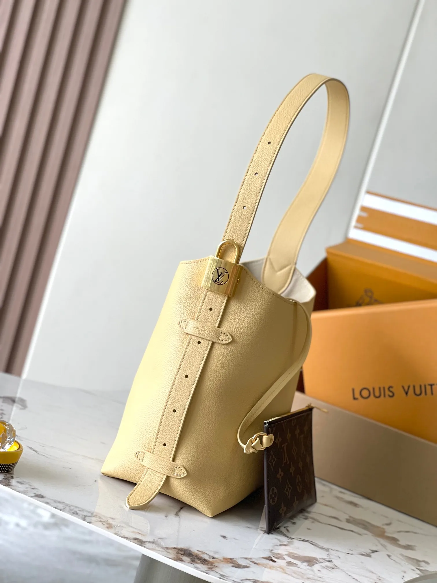 p2800 [Special grade MB chip version original leather] Low Key Hobo small size uses soft cow leather to outline simple and elegant lines, and is paired with suede lining to release a trendy atmosphere, fully demonstrating the brand's exquisite craftsmanship. Model: M25353 dynamic chip version Material: A-grade all-steel hardware, imported original fabric Packaging: full set of original factory duty-free MB packaging Size: 24*28*16CM