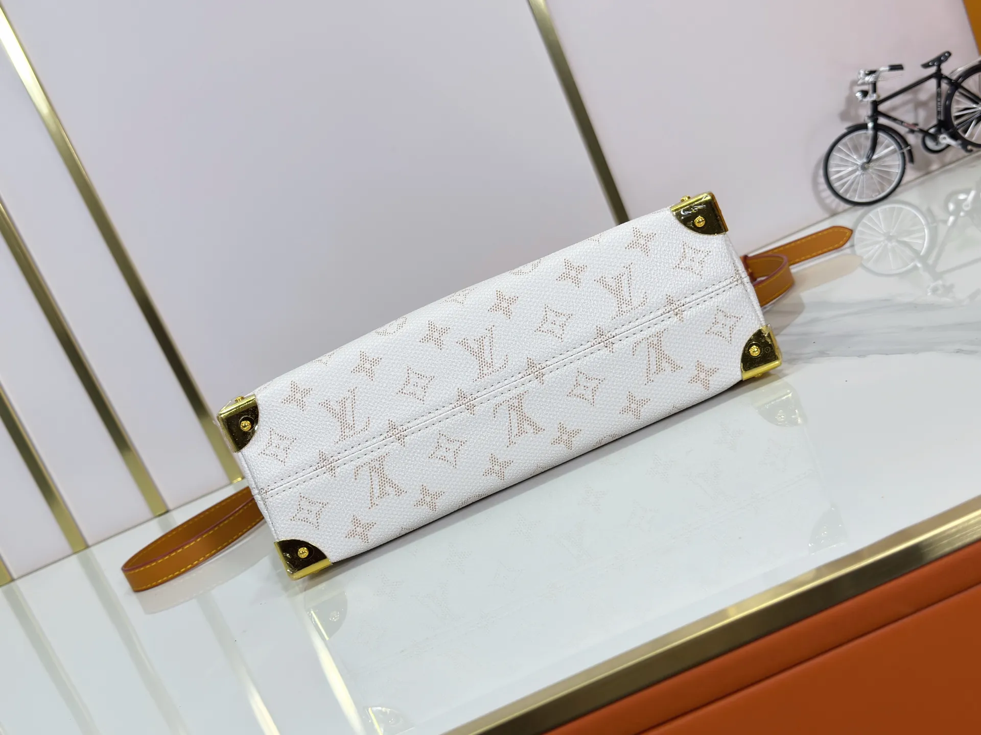 P280 Upgraded original version M14661 This version of Hills chette draws inspiration from Louis Vuitton’s iconic Monogram canvas and is dazzlingly embellished with Monogram Mini. This handbag is a 2025 new design, decorated with cowhide trim and gold metal parts. The length of the handle can be adjusted to the most suitable length, and there is ample space inside the bag to store a mobile phone, business card holder, lipstick and keys. 32x 19x 9.5 cm (length x height x width)