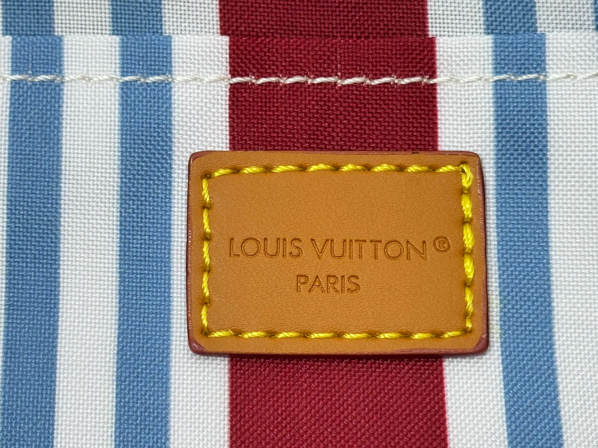 P280 Upgraded original version M14661 This version of Hills chette draws inspiration from Louis Vuitton’s iconic Monogram canvas and is dazzlingly embellished with Monogram Mini. This handbag is a 2025 new design, decorated with cowhide trim and gold metal parts. The length of the handle can be adjusted to the most suitable length, and there is ample space inside the bag to store a mobile phone, business card holder, lipstick and keys. 32x 19x 9.5 cm (length x height x width)