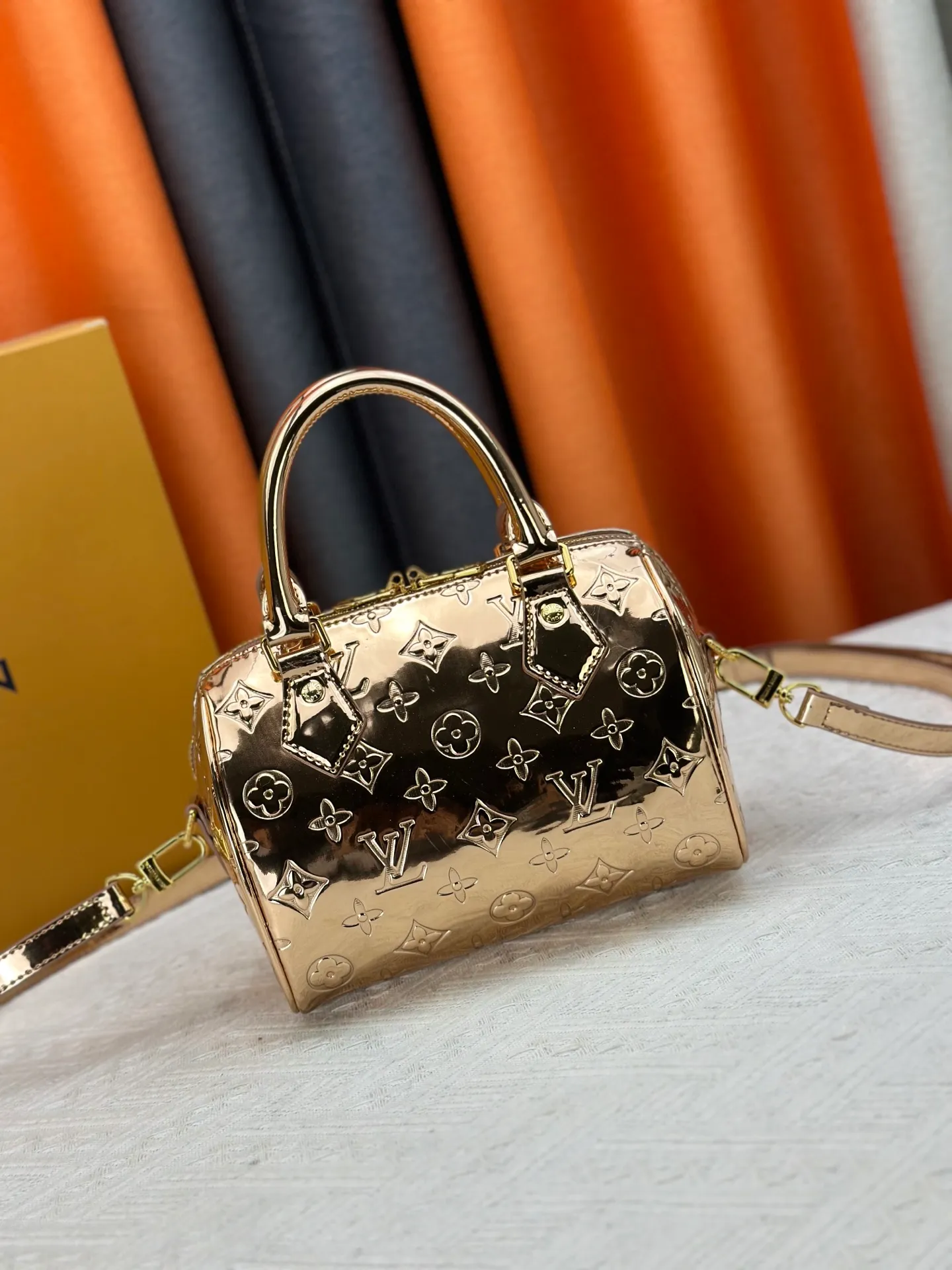 P260 M11987 M58953 Rose Gold This Speedy Bandoulière 20 handbag is from the LV Ski series. It is made of embossed coated canvas with smooth leather trimming and bright metal parts, and uses the new Monogram Miroir effect to express the retro-futuristic concept. The detachable and adjustable leather shoulder strap allows for a variety of carrying options, and the compact design can accommodate daily needs such as a long wallet. Dimensions: 20.5x13.5x12