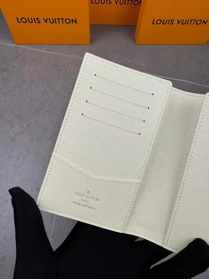 P100💰 M64502! The perfect companion for traveling in style. Lined with luxurious grained calfskin and featuring a multi-compartment interior, this is a classic travel accessory. The image of a giraffe carrying a gorgeous Louis Vuitton handbag and making a shopping spree transforms this elegant passport holder into the embodiment of cuteness. 10.0 x 14.0 x 2.5 cm (length x height x width).