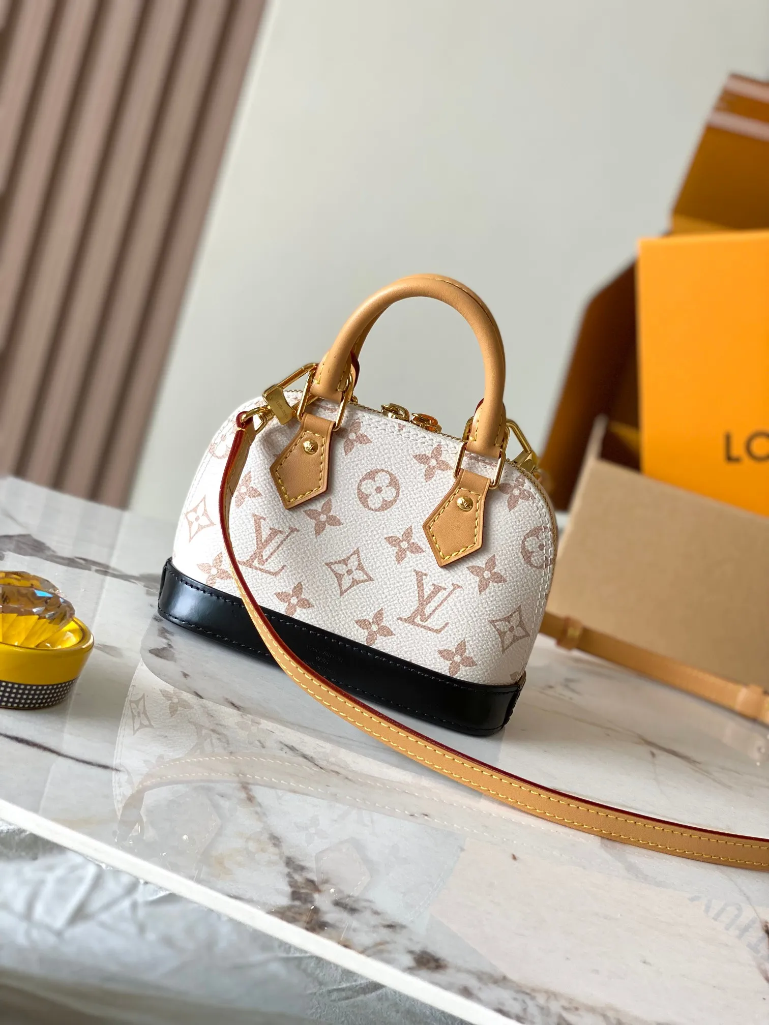 P1840 [Special grade MB chip version original leather] This Nano Alma handbag condenses the classic configuration of the Alma handbag, and outlines the leather trim for the Monogram Dune canvas from the 2024 early spring show. Model: M46895 dynamic chip Material: A-grade all-steel hardware, imported original fabric Packaging: full set of original duty-free MB packaging Size: 18*12*8CM
