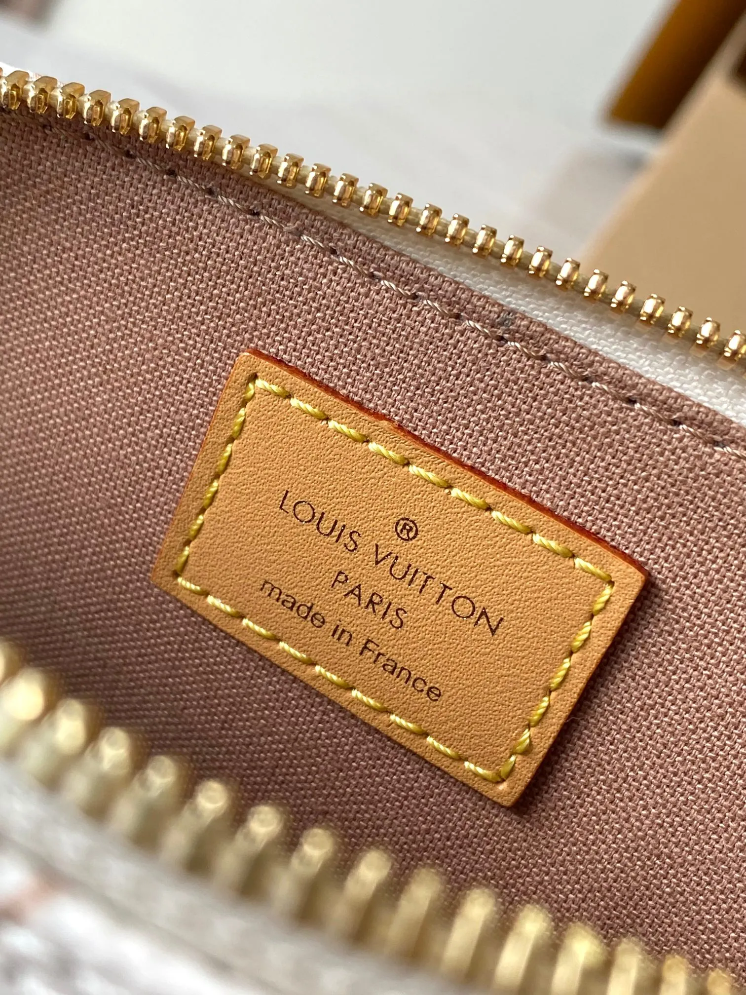 P1840 [Special grade MB chip version original leather] This Nano Alma handbag condenses the classic configuration of the Alma handbag, and outlines the leather trim for the Monogram Dune canvas from the 2024 early spring show. Model: M46895 dynamic chip Material: A-grade all-steel hardware, imported original fabric Packaging: full set of original duty-free MB packaging Size: 18*12*8CM