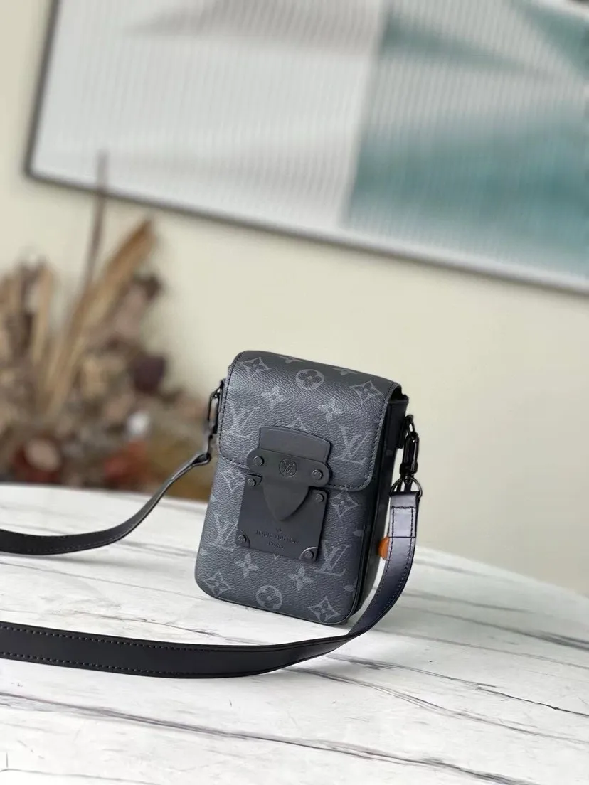 💰700 Top Original M81522 Black Flower The new s-lock vertical wearable wallet embosses the iconic monogram pattern on elegant taurillon leather, and then uses a magnetic closure to recall the traditional hard case lock design. The compact structure can also accommodate daily needs, making it easy to carry personal items with you and making a fashion statement. Dimensions: 12 x 19 x 7 cm