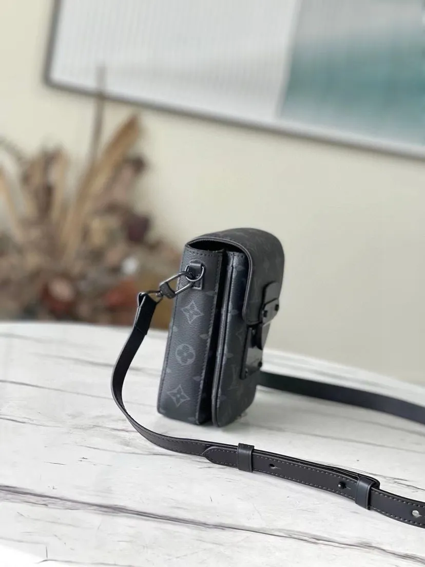 💰700 Top Original M81522 Black Flower The new s-lock vertical wearable wallet embosses the iconic monogram pattern on elegant taurillon leather, and then uses a magnetic closure to recall the traditional hard case lock design. The compact structure can also accommodate daily needs, making it easy to carry personal items with you and making a fashion statement. Dimensions: 12 x 19 x 7 cm