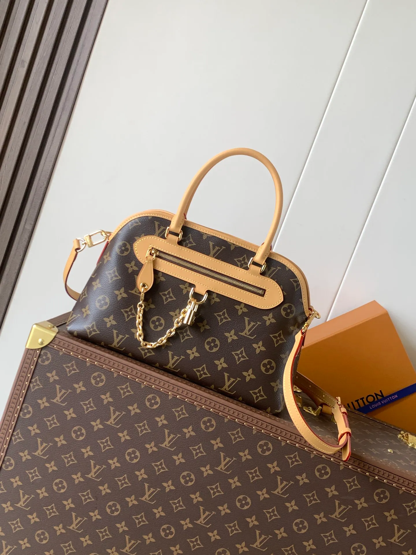 💰1220 Top original order, transcoding chip M15208 presbyopia handbag Ever More PM handbag This Ever More PM draws on Parisian fashion style and is inspired by the smooth lines of the Alma handbag. It's crafted in signature Monogram canvas and embellished with decorative gold chains and cowhide trim. Additionally, it comes with a detachable shoulder strap, offering multiple ways to carry it. Designed to be both practical and sophisticated, this tote also includes a removable Monogram pouch that can be used as an internal compartment or carried separately. Dimensions 35 x 21 x 12 cm (length x height x width)