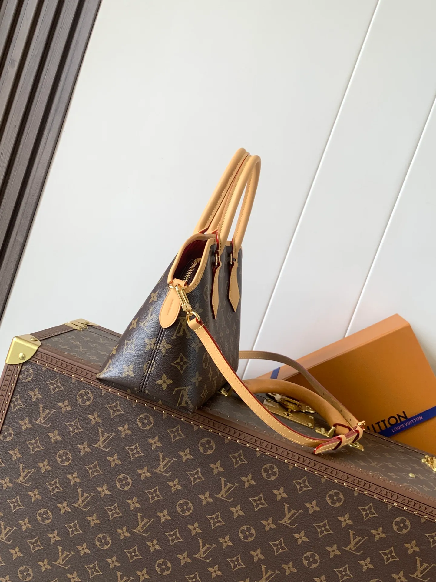 💰1220 Top original order, transcoding chip M15208 presbyopia handbag Ever More PM handbag This Ever More PM draws on Parisian fashion style and is inspired by the smooth lines of the Alma handbag. It's crafted in signature Monogram canvas and embellished with decorative gold chains and cowhide trim. Additionally, it comes with a detachable shoulder strap, offering multiple ways to carry it. Designed to be both practical and sophisticated, this tote also includes a removable Monogram pouch that can be used as an internal compartment or carried separately. Dimensions 35 x 21 x 12 cm (length x height x width)