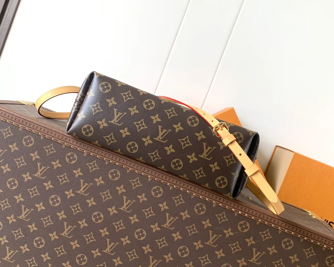💰1220 Top original order, transcoding chip M15208 presbyopia handbag Ever More PM handbag This Ever More PM draws on Parisian fashion style and is inspired by the smooth lines of the Alma handbag. It's crafted in signature Monogram canvas and embellished with decorative gold chains and cowhide trim. Additionally, it comes with a detachable shoulder strap, offering multiple ways to carry it. Designed to be both practical and sophisticated, this tote also includes a removable Monogram pouch that can be used as an internal compartment or carried separately. Dimensions 35 x 21 x 12 cm (length x height x width)