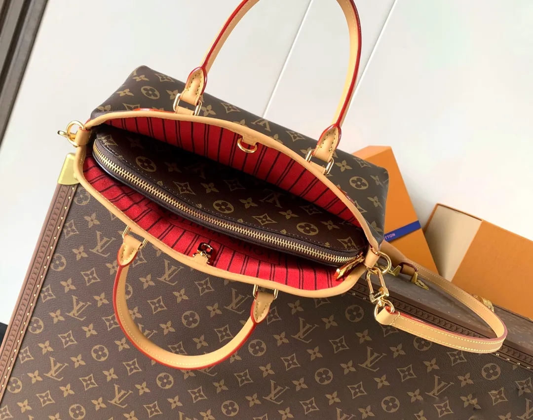 💰1220 Top original order, transcoding chip M15208 presbyopia handbag Ever More PM handbag This Ever More PM draws on Parisian fashion style and is inspired by the smooth lines of the Alma handbag. It's crafted in signature Monogram canvas and embellished with decorative gold chains and cowhide trim. Additionally, it comes with a detachable shoulder strap, offering multiple ways to carry it. Designed to be both practical and sophisticated, this tote also includes a removable Monogram pouch that can be used as an internal compartment or carried separately. Dimensions 35 x 21 x 12 cm (length x height x width)