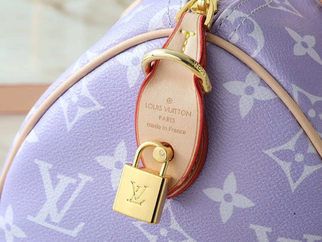 💰280💰Upgraded from the original M13904 M13914 M14064 This Speedy Bandoulière 30 handbag is carefully made of cow leather printed with the classic Monogram pattern. The size is designed to be just right: it is compact and lightweight, but enough to accommodate daily needs. The handbag shows exquisite craftsmanship in every detail, from the vintage side locks to the luxurious sheepskin lining, every aspect reflects the brand's unremitting pursuit of quality. In addition to the top handle design, it is also equipped with a detachable shoulder strap, providing diverse carrying methods. Dimensions: 32.0 x 22.5 x 18.0 cm (length x height x width)
