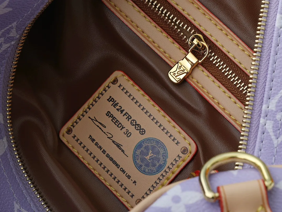 💰280💰Upgraded from the original M13904 M13914 M14064 This Speedy Bandoulière 30 handbag is carefully made of cow leather printed with the classic Monogram pattern. The size is designed to be just right: it is compact and lightweight, but enough to accommodate daily needs. The handbag shows exquisite craftsmanship in every detail, from the vintage side locks to the luxurious sheepskin lining, every aspect reflects the brand's unremitting pursuit of quality. In addition to the top handle design, it is also equipped with a detachable shoulder strap, providing diverse carrying methods. Dimensions: 32.0 x 22.5 x 18.0 cm (length x height x width)