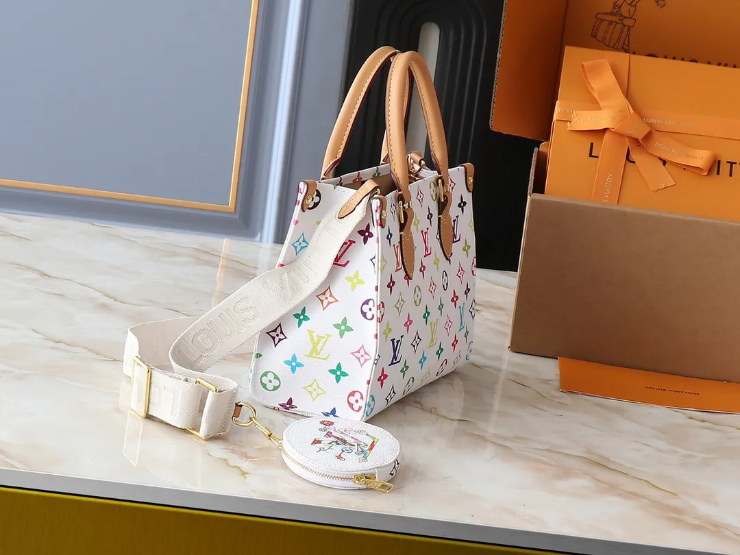 💰260💰Upgraded from the original M45659 M46373 M44571 Murakami Takashi co-branded three colors. This OnTheGo small handbag is made of Monogram and Monogram Reverse canvas, with the Monogram Giant pattern embellished on it. The Toron handle and the jacquard textured shoulder strap decorated with the brand's logo create a visual contrast, and the detachable coin bag is suitable for storing change or small items. It combines fashionable charm with various functions, making it a good daily companion. 25.0 x 19.0 x 11.5 cm (length x height x width)